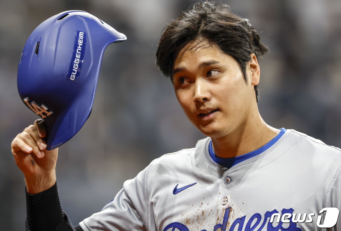 본문 이미지 - 20일 오후 서울 고척스카이돔에서 미국프로야구(MLB) 공식 개막전 LA다저스 대 샌디에이고 파드리스 1차전 경기, 1회초 이닝을 마친 LA다저스 오타니 쇼헤이가 덕아웃을 향하고 있다. (공동취재) 2024.3.20/뉴스1 ⓒ News1 박정호 기자