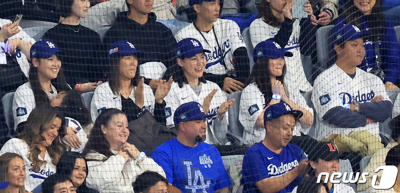 20일 서울 구로구 고척스카이돔에서 열린 2024 미국 메이저리그&#40;MLB&#41; 월드투어 서울시리즈 개막전 샌디에이고 파드리스와 로스엔젤레스&#40;LA&#41; 다저스의 경기에서 다저스 오타니의 부인 다나카 마미코를 비롯한 가족들이 응원을 펼치고 있다. 2024.3.20/뉴스1 ⓒ News1 김진환 기자