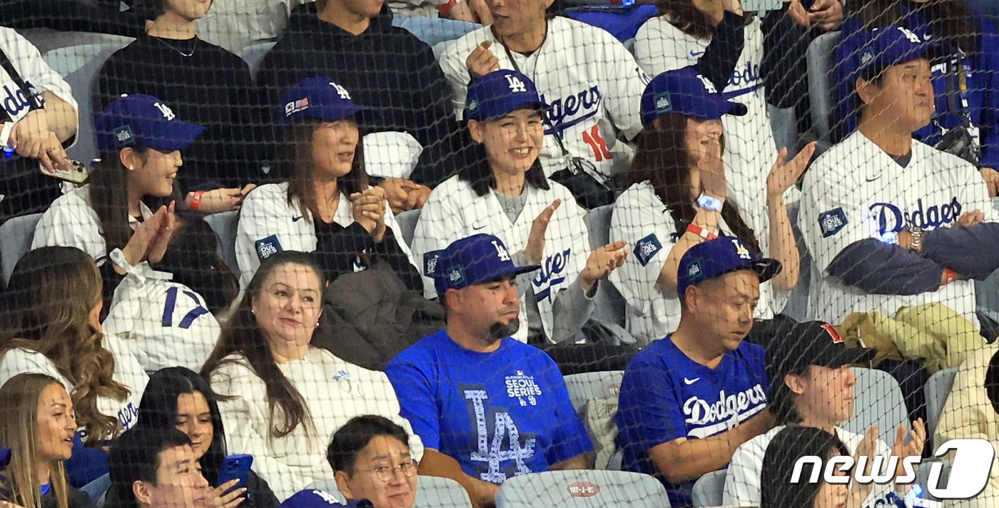 20일 서울 구로구 고척스카이돔에서 열린 2024 미국 메이저리그&#40;MLB&#41; 월드투어 서울시리즈 개막전 샌디에이고 파드리스와 로스엔젤레스&#40;LA&#41; 다저스의 경기에서 다저스 오타니의 부인 다나카 마미코를 비롯한 가족들이 응원을 펼치고 있다. 2024.3.20/뉴스1 ⓒ News1 김진환 기자