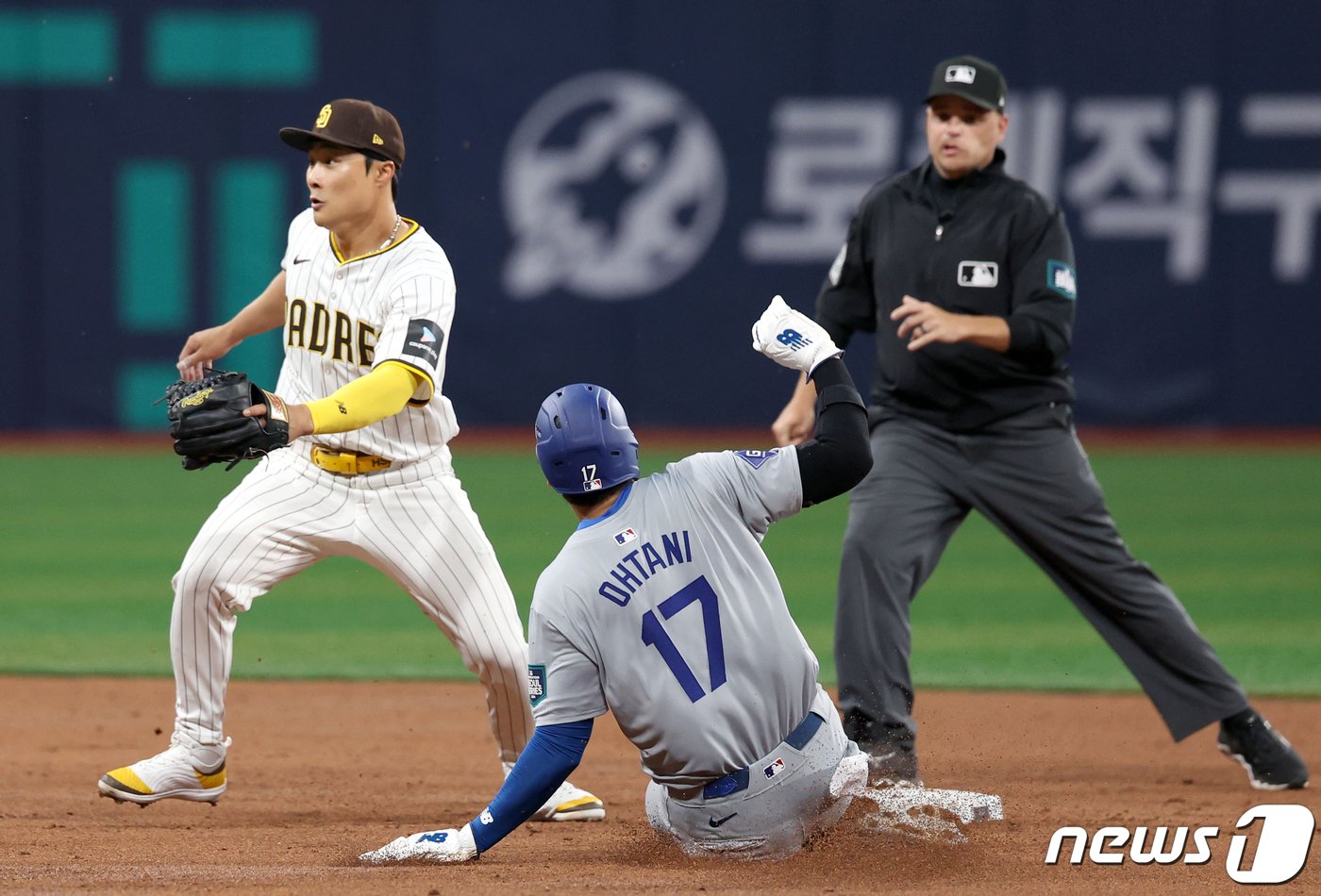 본문 이미지 - 20일 서울 고척스카이돔에서 열린 미국프로야구(MLB) 공식 개막전 LA 다저스 vs 샌디에이고 파드리스 1차전 경기, 3회초 2사 때 1루주자 LA 오타니 쇼헤이가 2루 도루를 성공시키고 있다. (공동취재) 2024.3.20/뉴스1 ⓒ News1 김진환 기자