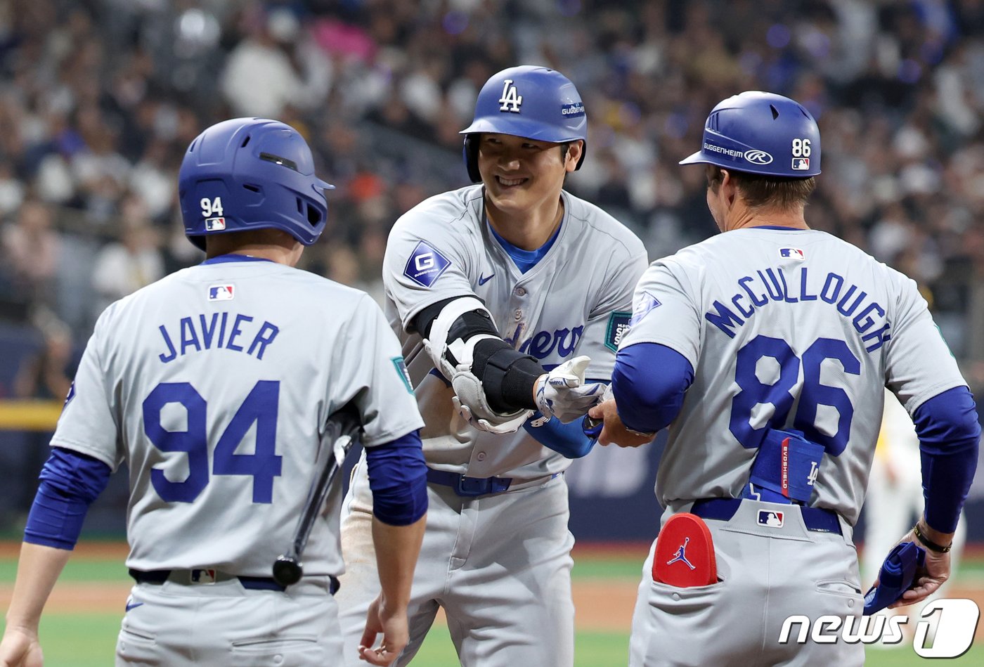 본문 이미지 - 20일 서울 고척스카이돔에서 열린 미국프로야구(MLB) 공식 개막전 LA 다저스 vs 샌디에이고 파드리스 1차전 경기, 3회초 2사 주자없는 상황 LA 오타니 쇼헤이가 우전 안타를 날리고 1루에 안착해 밝은 표정을 하고 있다. (공동취재) 2024.3.20/뉴스1 ⓒ News1 김진환 기자