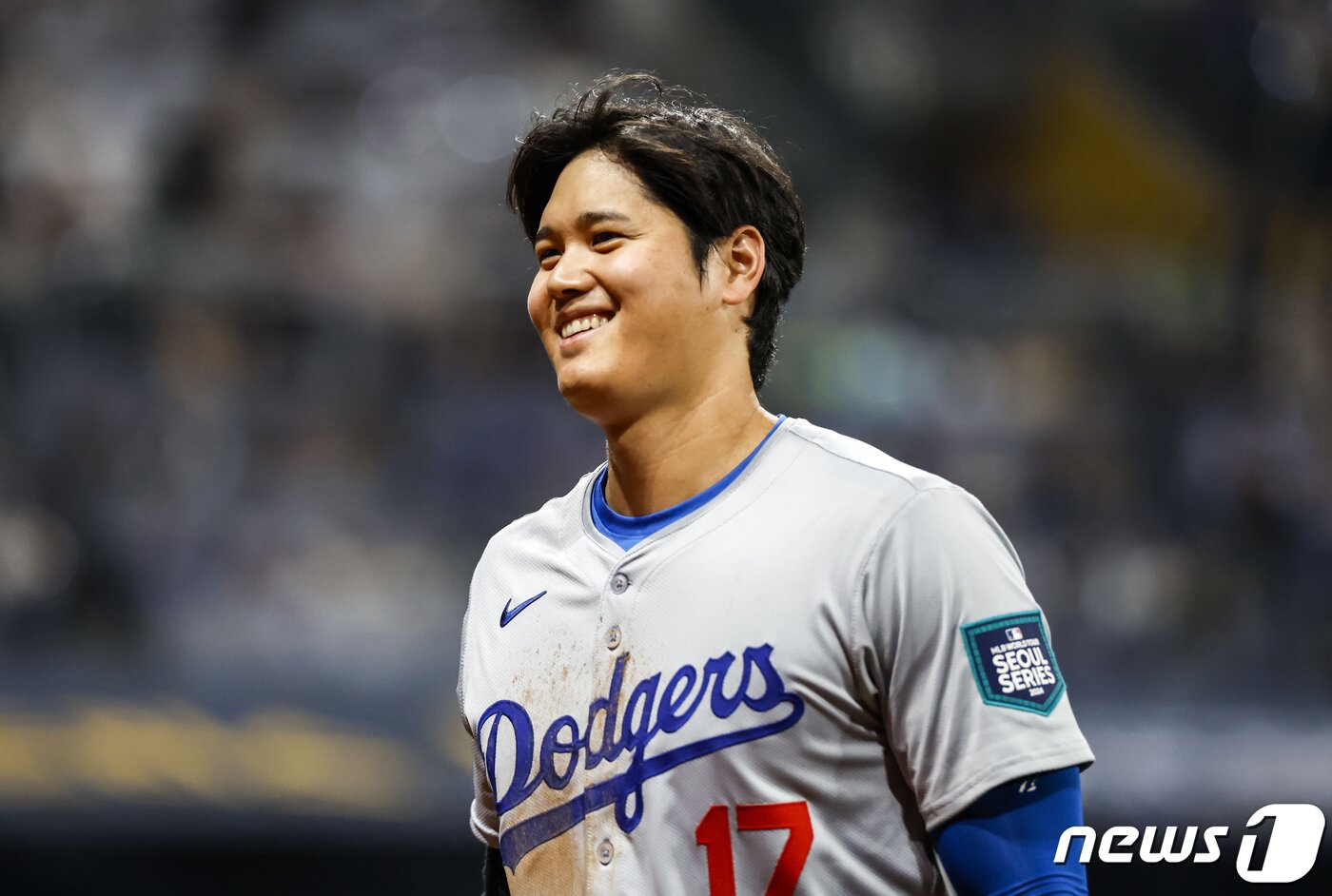 본문 이미지 - 20일 오후 서울 고척스카이돔에서 미국프로야구&#40;MLB&#41; 공식 개막전 LA다저스 대 샌디에이고 파드리스 1차전 경기, 5회초 1사 주자 1, 2루 상황 LA 다저스 스미스 타석 때 2루 주자 오타니 쇼헤이가 덕아웃을 향하고 있다. &#40;공동취재&#41; 2024.3.20/뉴스1. ⓒ News1 김진환 기자