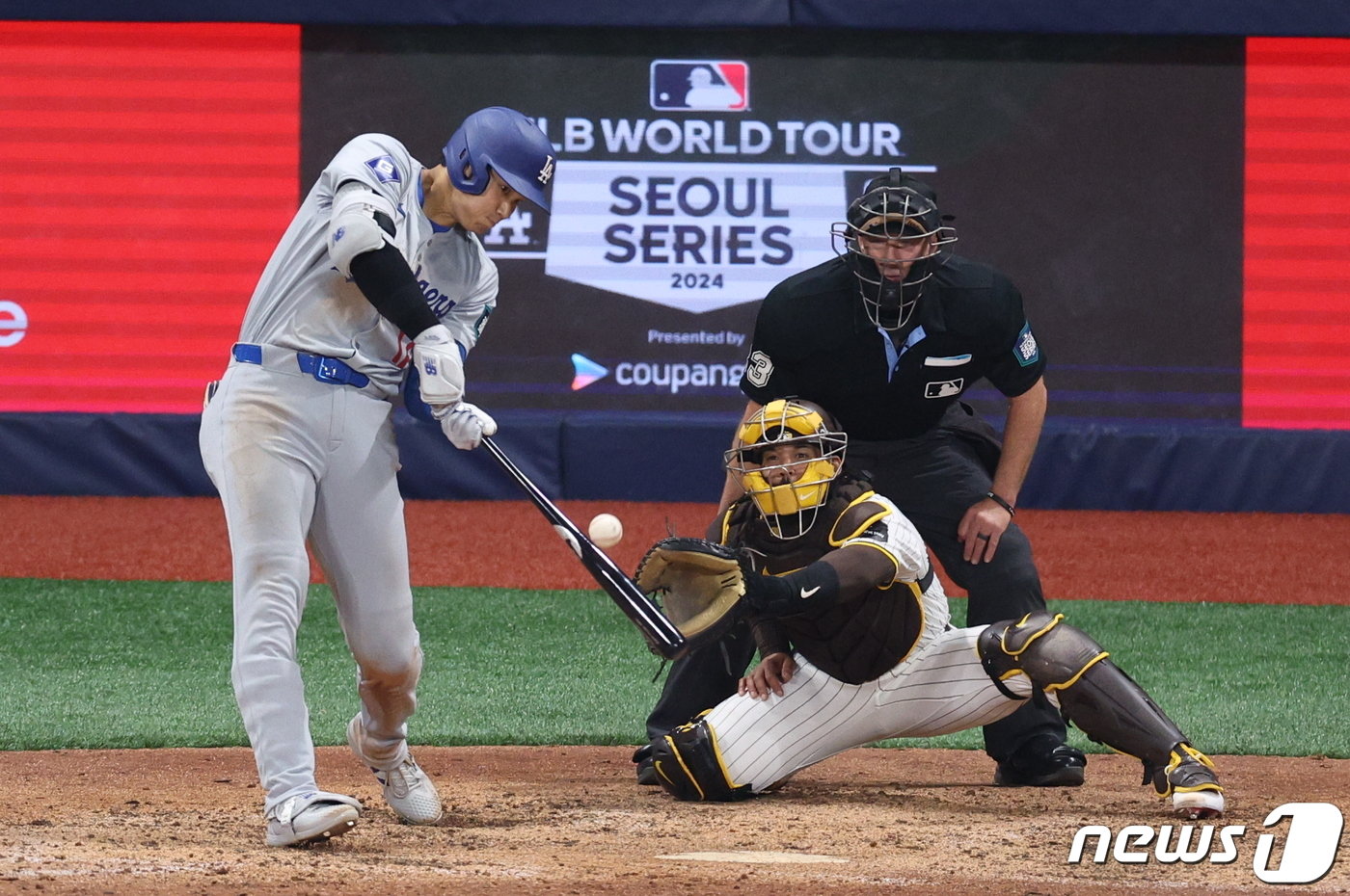 본문 이미지 - 20일 서울 구로구 고척스카이돔에서 열린 2024 미국 메이저리그(MLB) 월드투어 서울시리즈 개막전 샌디에이고 파드리스와 로스엔젤레스(LA) 다저스의 경기 8회초 1사 주자 1,2루 상황 다저스 오타니가 1타점 안타를 날리고 있다. 2024.3.20/뉴스1 ⓒ News1 박정호 기자