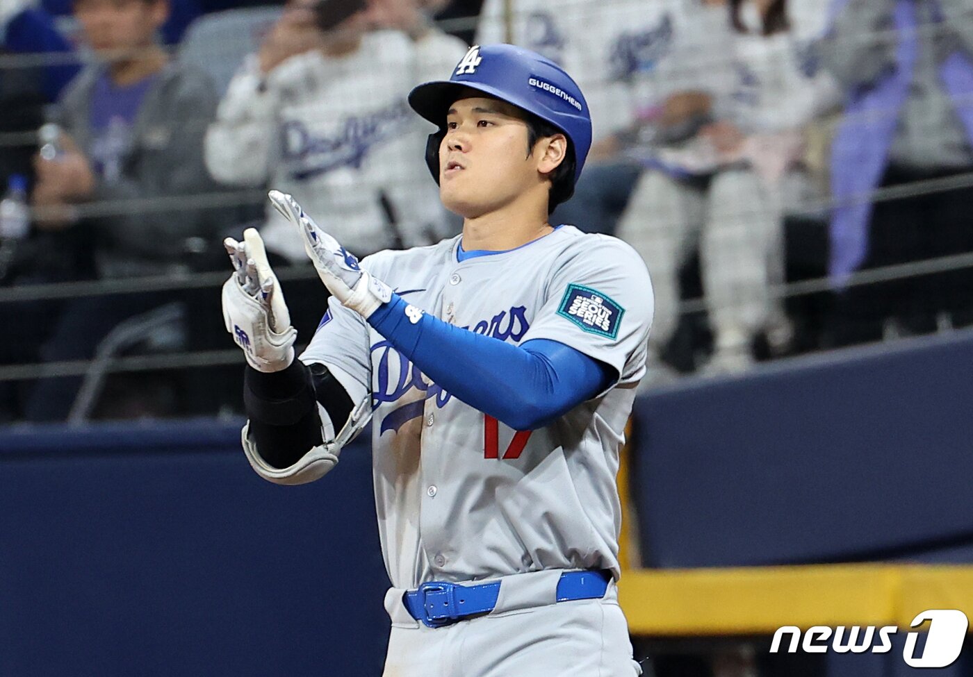 본문 이미지 - 20일 서울 구로구 고척스카이돔에서 열린 2024 미국 메이저리그&#40;MLB&#41; 월드투어 서울시리즈 개막전 샌디에이고 파드리스와 로스엔젤레스&#40;LA&#41; 다저스의 경기 8회초 1사 주자 1,2루 상황 다저스 오타니가 1타점 적시타를 친 뒤 박수를 치며 기뻐하고 있다. &#40;공동취재&#41; 2024.3.20/뉴스1 ⓒ News1 김진환 기자