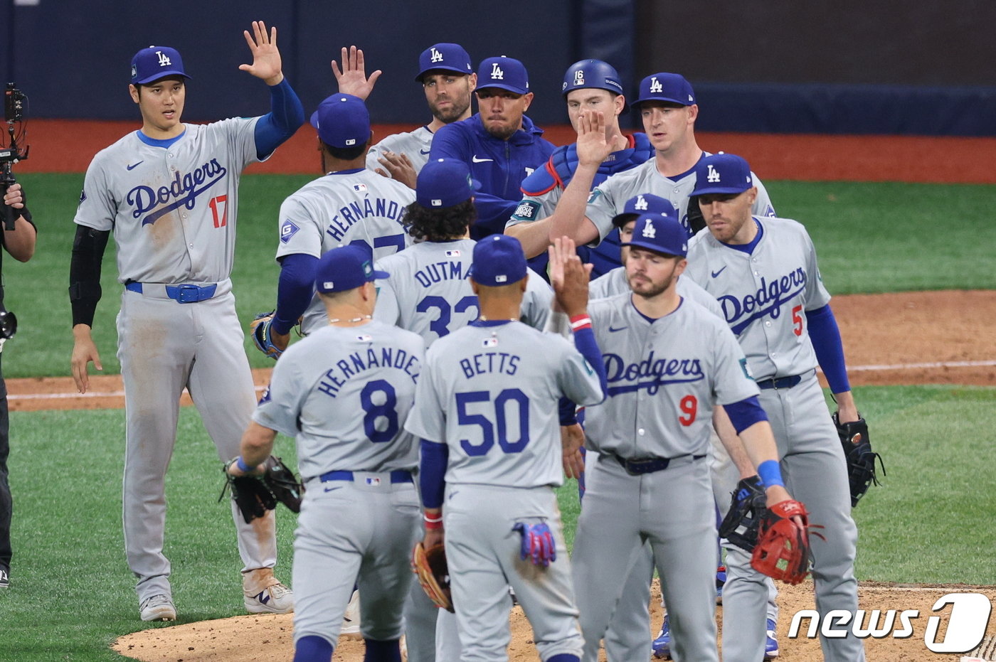 본문 이미지 - 20일 서울 구로구 고척스카이돔에서 열린 2024 미국 메이저리그(MLB) 월드투어 서울시리즈 개막전 샌디에이고 파드리스와 로스엔젤레스(LA) 다저스의 경기에서 승리한 오타니를 비롯한 다저스 선수들이 자축하고 있다. 2024.3.20/뉴스1 ⓒ News1 박정호 기자
