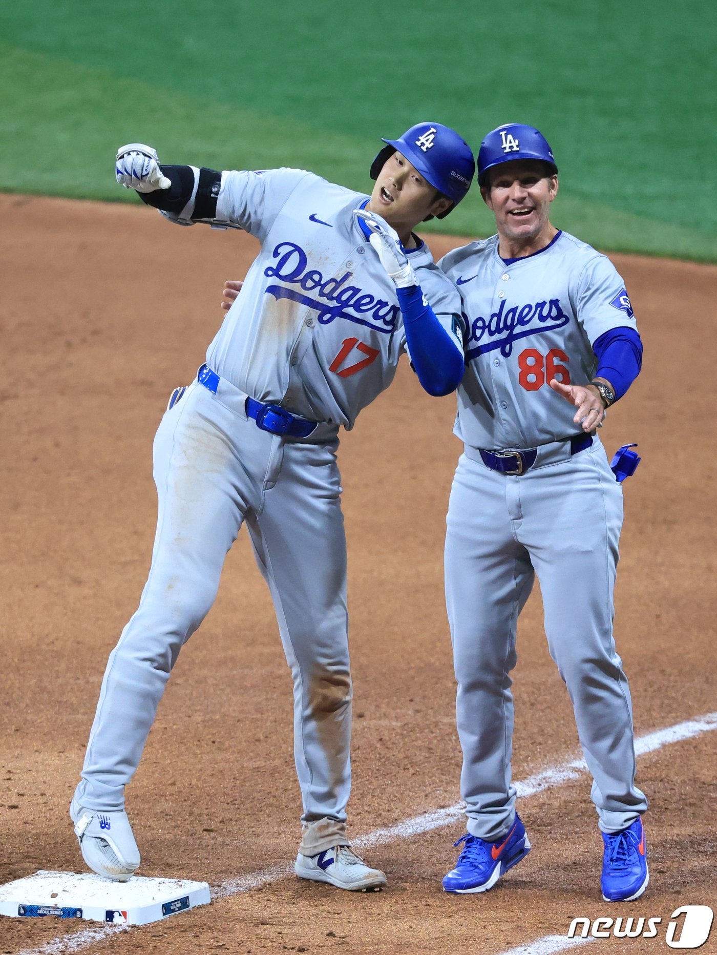 본문 이미지 - 20일 서울 구로구 고척스카이돔에서 열린 2024 미국 메이저리그(MLB) 월드투어 서울시리즈 개막전 샌디에이고 파드리스와 로스엔젤레스(LA) 다저스의 경기 8회초 1사 주자 1,2루 상황 다저스 오타니가 1타점 적시타를 날린 뒤 1루에 안착해 1루 코치와 기쁨의 세리머니를 하고 있다. 2024.3.20/뉴스1 ⓒ News1 김진환 기자