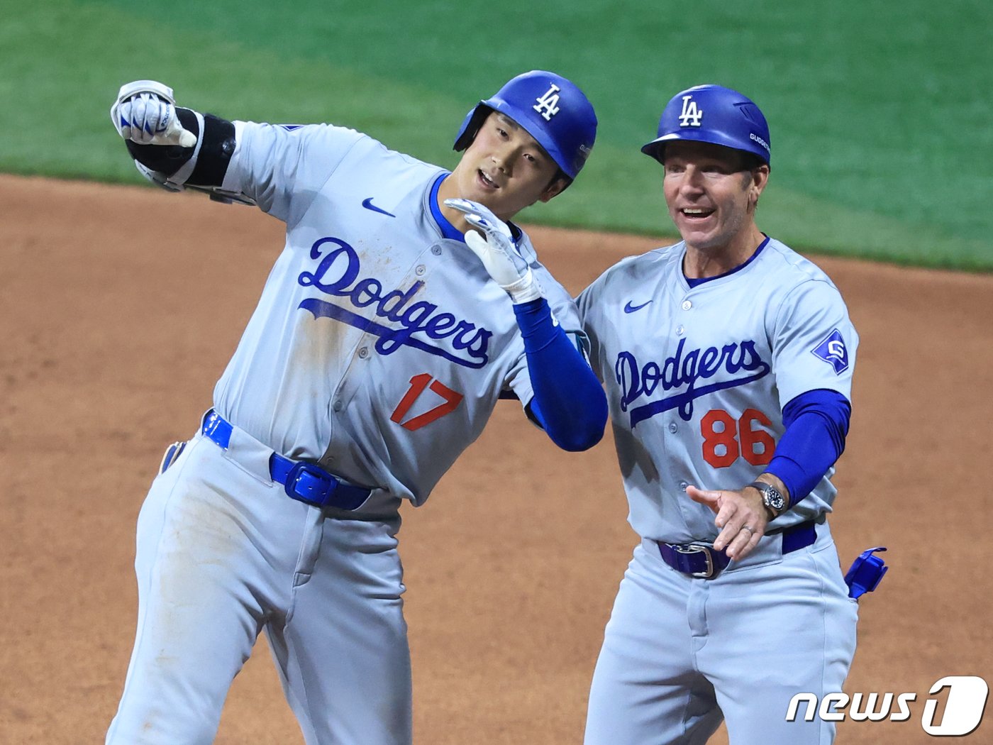 20일 서울 구로구 고척스카이돔에서 열린 2024 미국 메이저리그&#40;MLB&#41; 월드투어 서울시리즈 개막전 샌디에이고 파드리스와 로스엔젤레스&#40;LA&#41; 다저스의 경기 8회초 1사 주자 1,2루 상황 다저스 오타니가 1타점 적시타를 날린 뒤 1루에 안착해 1루 코치와 기쁨의 세리머니를 하고 있다. 2024.3.20/뉴스1 ⓒ News1 김진환 기자