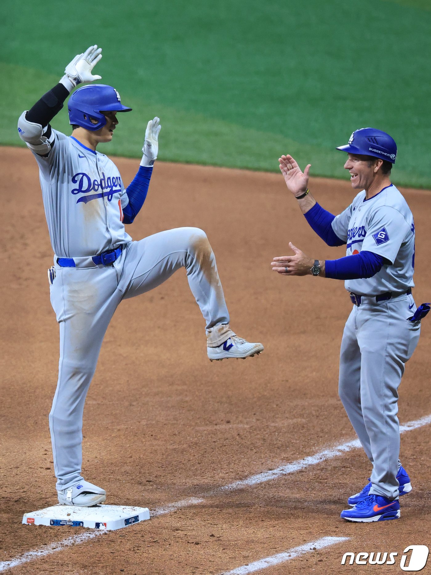 본문 이미지 - 20일 서울 구로구 고척스카이돔에서 열린 2024 미국 메이저리그(MLB) 월드투어 서울시리즈 개막전 샌디에이고 파드리스와 로스엔젤레스(LA) 다저스의 경기 8회초 1사 주자 1,2루 상황 다저스 오타니가 1타점 적시타를 날린 뒤 1루에 안착해 기쁨의 세리머니를 하고 있다. 2024.3.20/뉴스1 ⓒ News1 김진환 기자