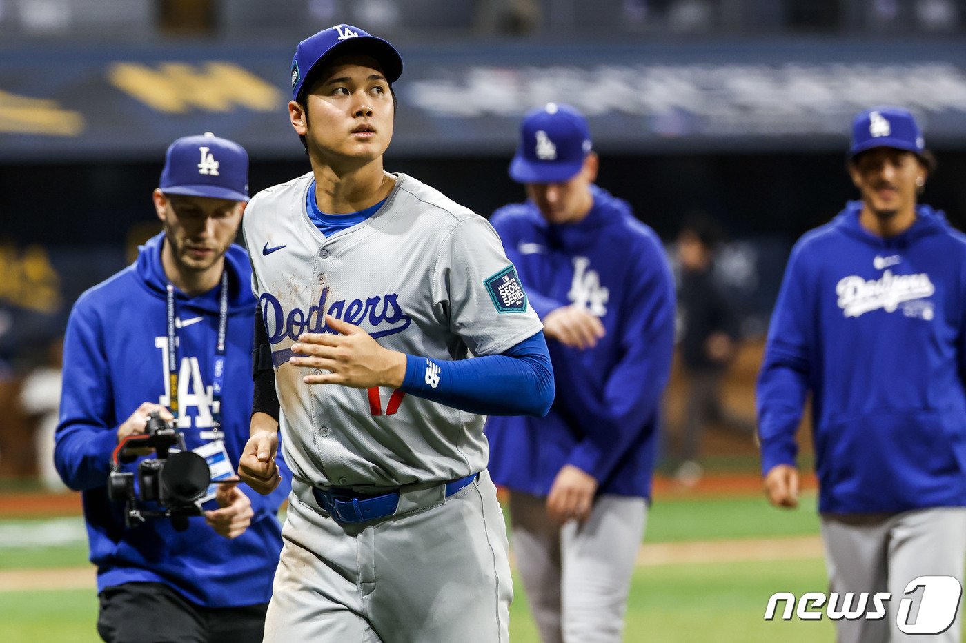 본문 이미지 - 20일 오후 서울 고척스카이돔에서 미국프로야구(MLB) 공식 개막전 LA다저스 대 샌디에이고 파드리스 1차전 경기, 5대2로 승리한 LA 다저스 오타니가 경기장을 나서고 있다. (공동취재) 2024.3.20/뉴스1 ⓒ News1 김진환 기자