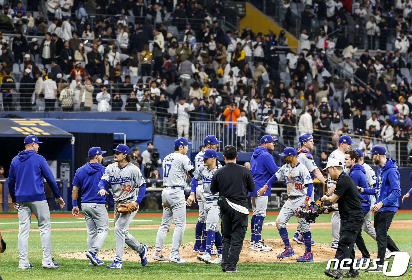 본문 이미지 - 10일 오후 서울 고척스카이돔에서 미국프로야구(MLB) 공식 개막전 LA다저스 대 샌디에이고 파드리스 1차전 경기, 5대2로 승리한 LA 다저스 오타니를 비롯한 선수들이 기뻐하고 있다. (공동취재) 2024.3.20/뉴스1 ⓒ News1 김진환 기자