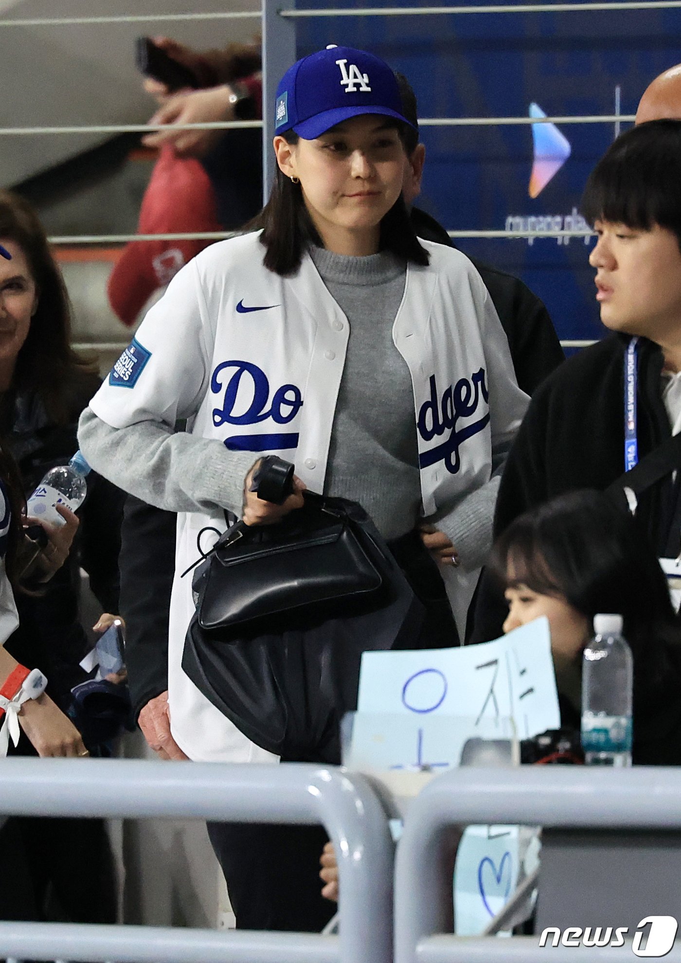 LA다저스 오타니 쇼헤이의 아내 다나카 마미코가 20일 서울 고척스카이돔에서 열린 미국프로야구&#40;MLB&#41; 공식 개막전 LA 다저스와 샌디에이고 파드리스 1차전 경기가 끝난 뒤 경기장을 빠져나가고 있다. 2024.3.20/뉴스1 ⓒ News1 김진환 기자