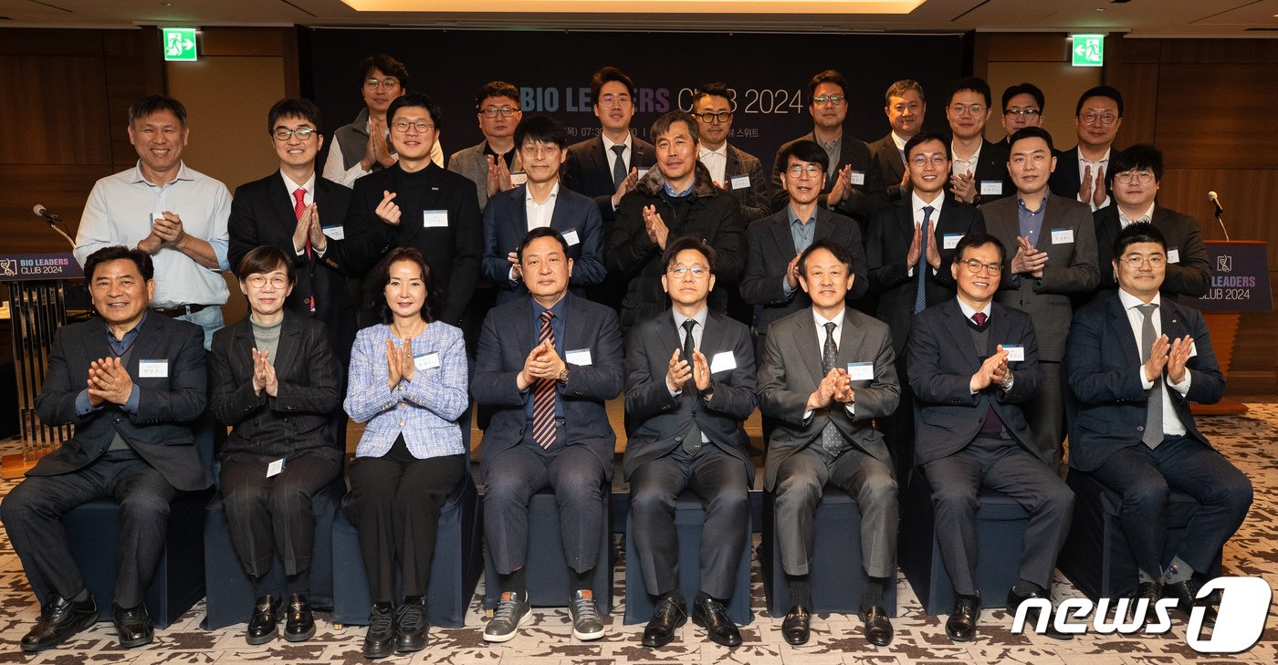 본문 이미지 - 이영섭 뉴스1 대표이사와 강석연 서울지방식품의약품안전청장, 이병건 지아이이노베이션 회장을 비롯한 참석자들이 21일 서울 중구 롯데호텔에서 열린 제21회 바이오 리더스 클럽에서 기념 촬영을 하고 있다. 2024.3.21/뉴스1 ⓒ News1 유승관 기자