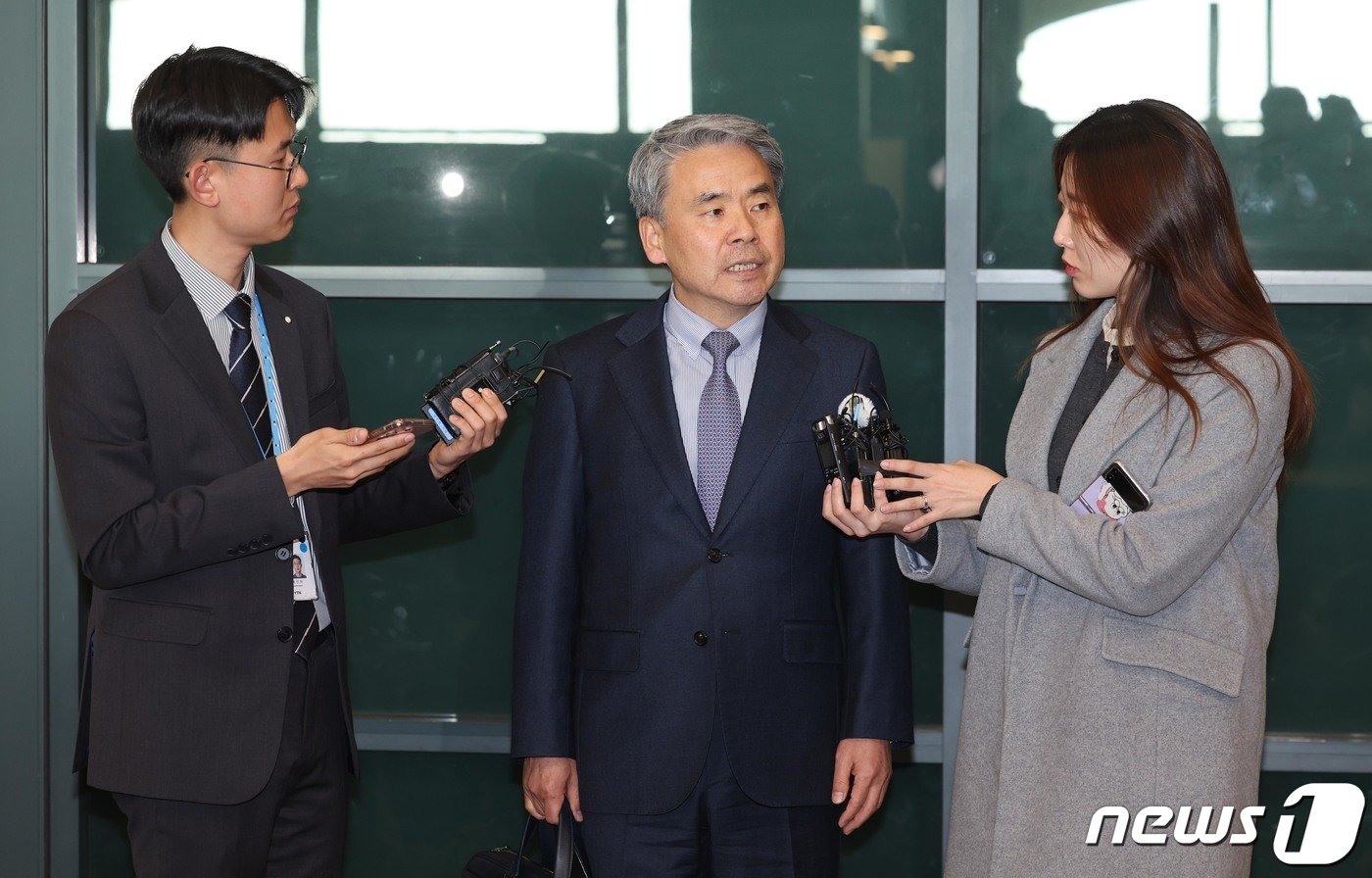본문 이미지 - '해외 도피' 논란을 일으킨 이종섭 주 호주 대사가 21일 오전 인천국제공항 제1터미널을 통해 귀국한 후 취재진의 질문에 답하고 있다. 지난 10일 호주대사로 부임한 이 대사는 지난해 국방부 장관 재직 시절 해병대 채모 상병 사망사건 조사에 외압을 행사했단 의혹을 받고 정치권으로부터 '도피성 출국'이라는 비판을 받아 왔다. (공동취재) 2024.3.21/뉴스1 ⓒ News1 신웅수 기자