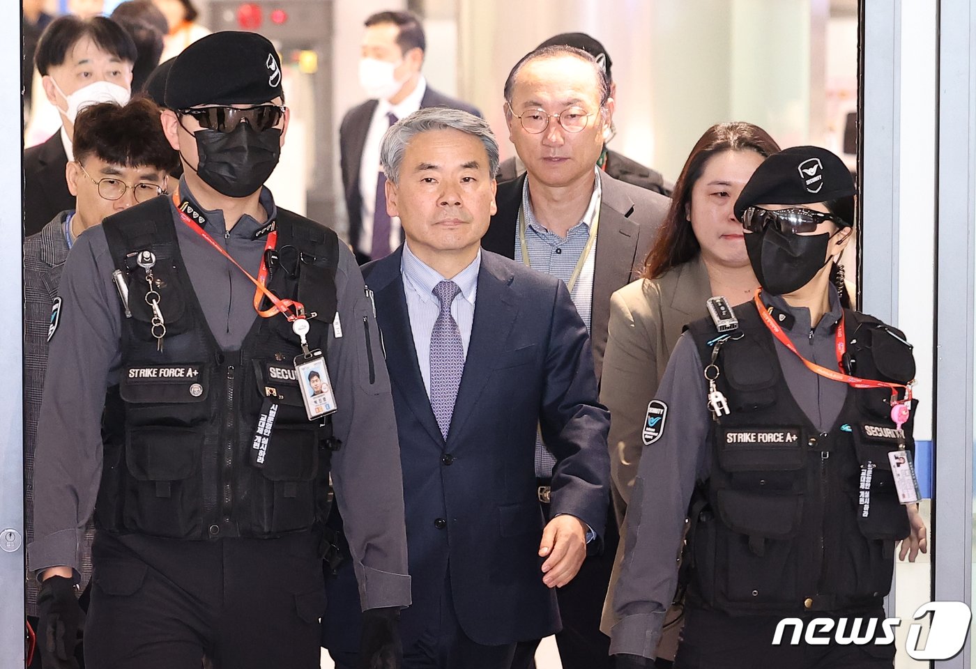 본문 이미지 - '해외 도피' 논란을 일으킨 이종섭 주 호주 대사가 21일 오전 인천국제공항 제1터미널을 통해 귀국하고 있다. 지난 10일 호주대사로 부임한 이 대사는 지난해 국방부 장관 재직 시절 해병대 채모 상병 사망사건 조사에 외압을 행사했단 의혹을 받고 정치권으로부터 '도피성 출국'이라는 비판을 받아 왔다. (공동취재) 2024.3.21/뉴스1 ⓒ News1 신웅수 기자