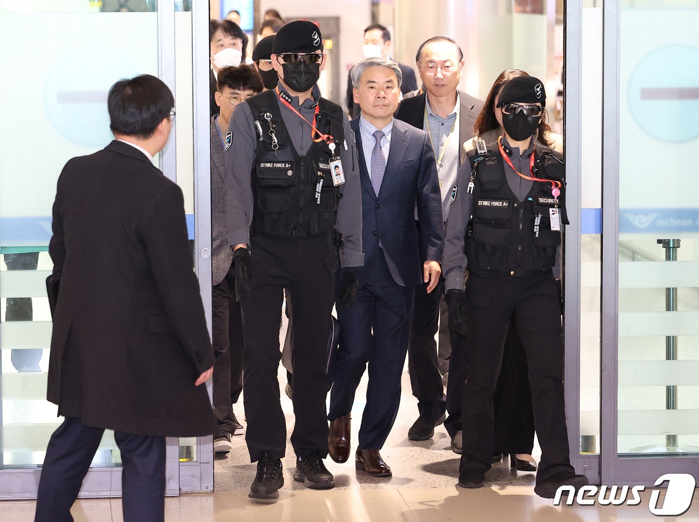 본문 이미지 - '해외 도피' 논란을 일으킨 이종섭 주 호주 대사가 21일 오전 인천국제공항 제1터미널을 통해 귀국하고 있다. .(공동취재) 2024.3.21/뉴스1 ⓒ News1 신웅수 기자