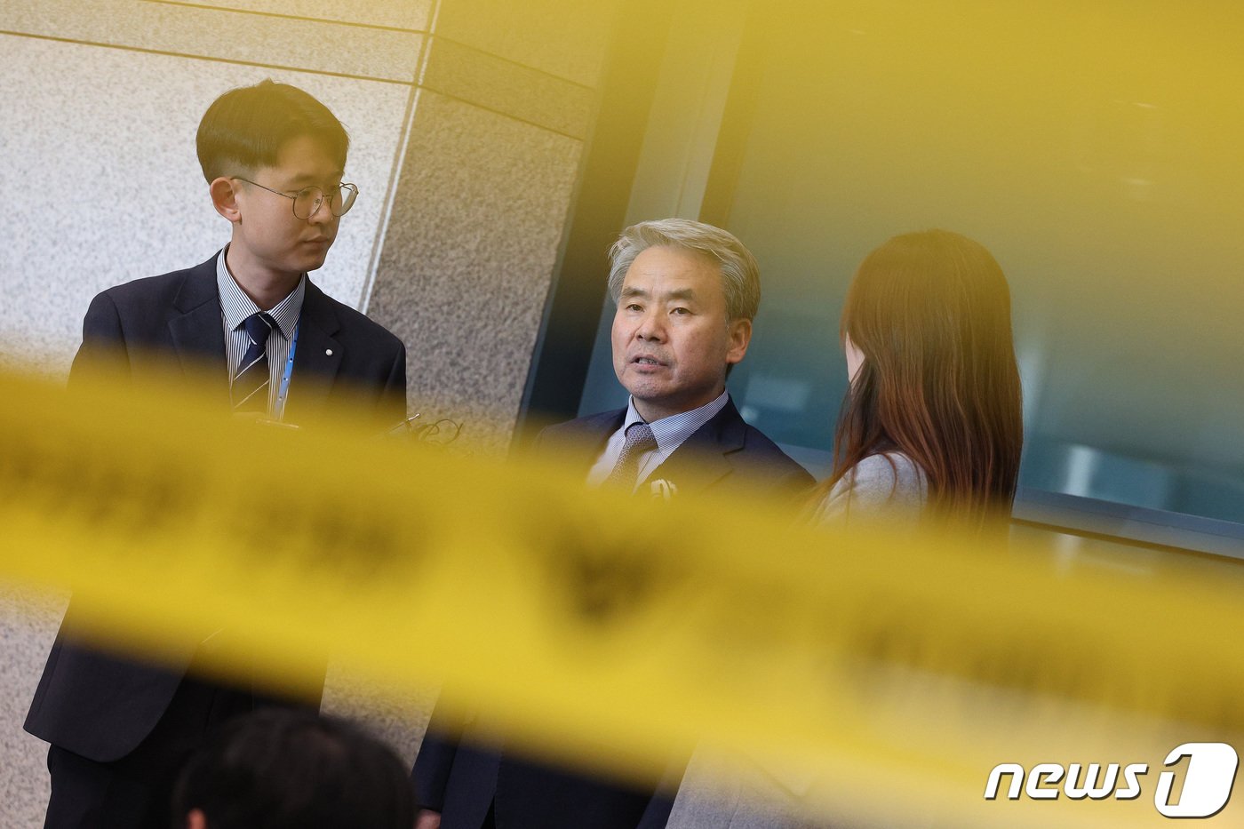 본문 이미지 - '해외 도피' 논란을 일으킨 이종섭 주호주대사가 21일 인천국제공항 1터미널을 통해 귀국하고 있다. 2024.3.21/뉴스1 ⓒ News1 신웅수 기자