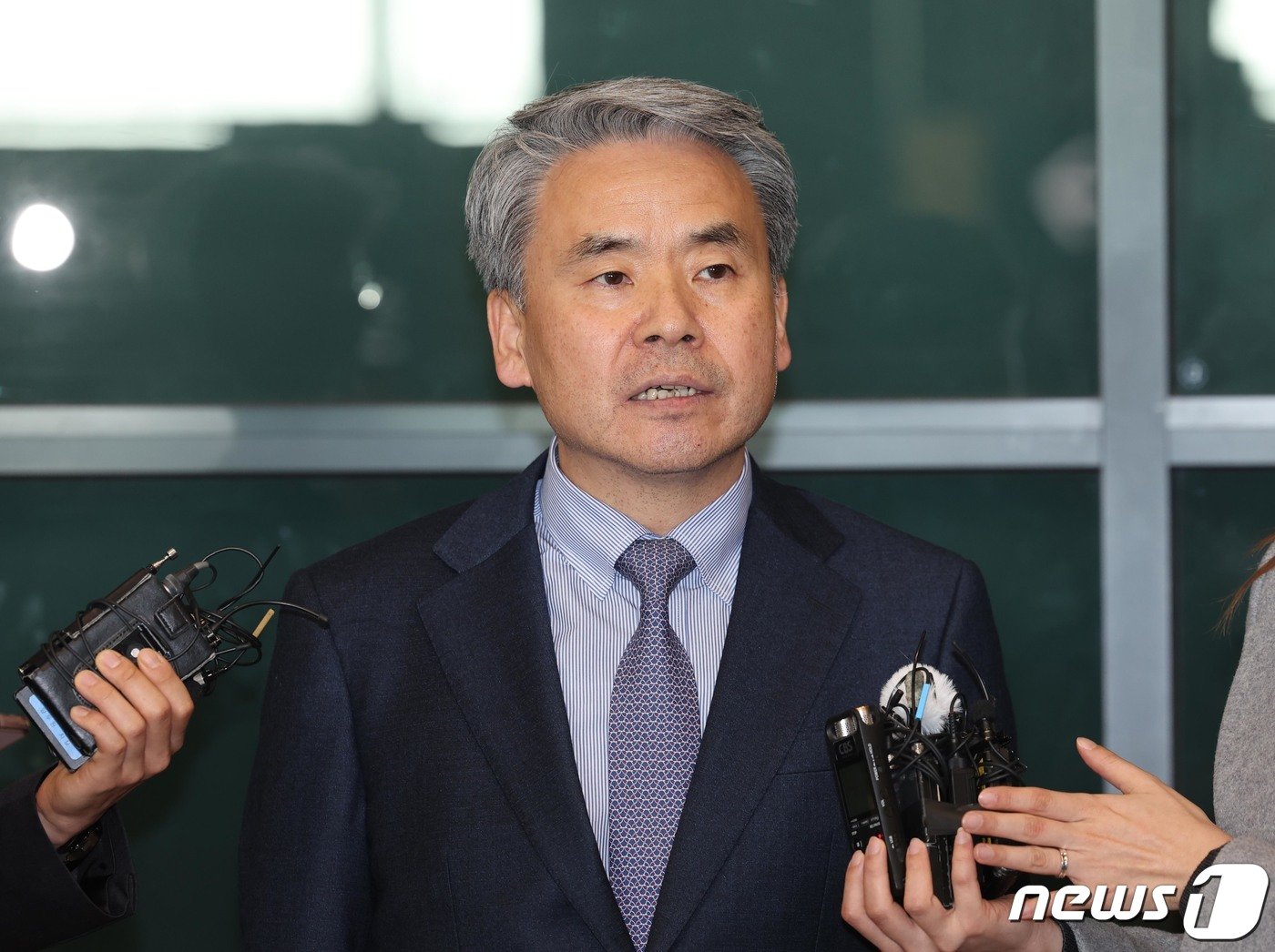 본문 이미지 - '해외 도피' 논란을 일으킨 이종섭 주 호주 대사가 21일 오전 인천국제공항 제1터미널을 통해 귀국한 후 취재진의 질문에 답하고 있다.  (공동취재) 2024.3.21/뉴스1 ⓒ News1 신웅수 기자