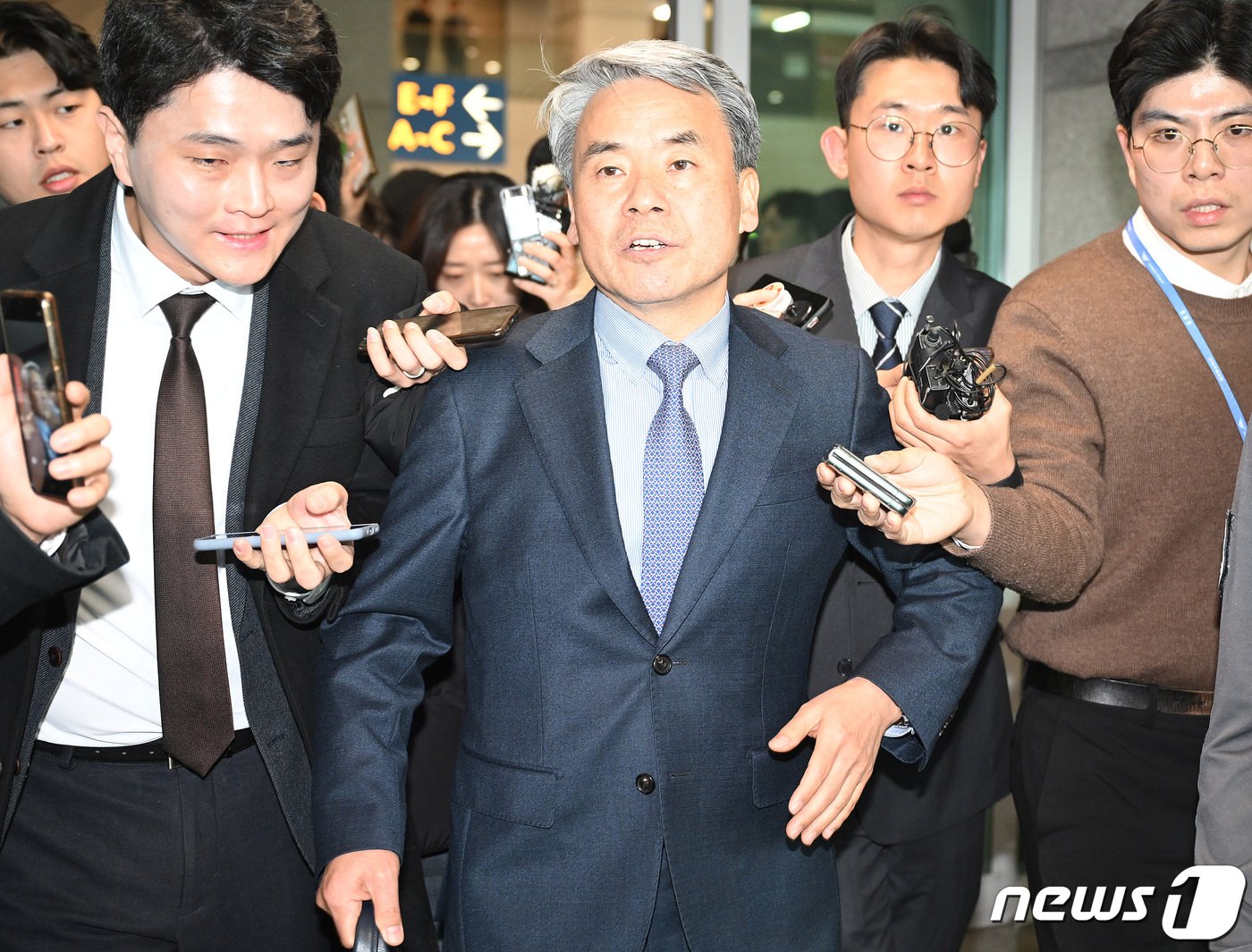 본문 이미지 - '해외 도피' 논란을 일으킨 이종섭 주호주대사가 21일 인천국제공항 1터미널을 통해 귀국하고 있다. 지난 10일 호주대사로 부임한 이 대사는 지난해 국방부 장관 재직 시절 해병대 채모 상병 사망사건 조사에 외압을 행사했단 의혹을 받고 정치권으로부터 '도피성 출국'이라는 비판을 받아 왔다. (공동취재)2024.3.21/뉴스1 ⓒ News1 신웅수 기자