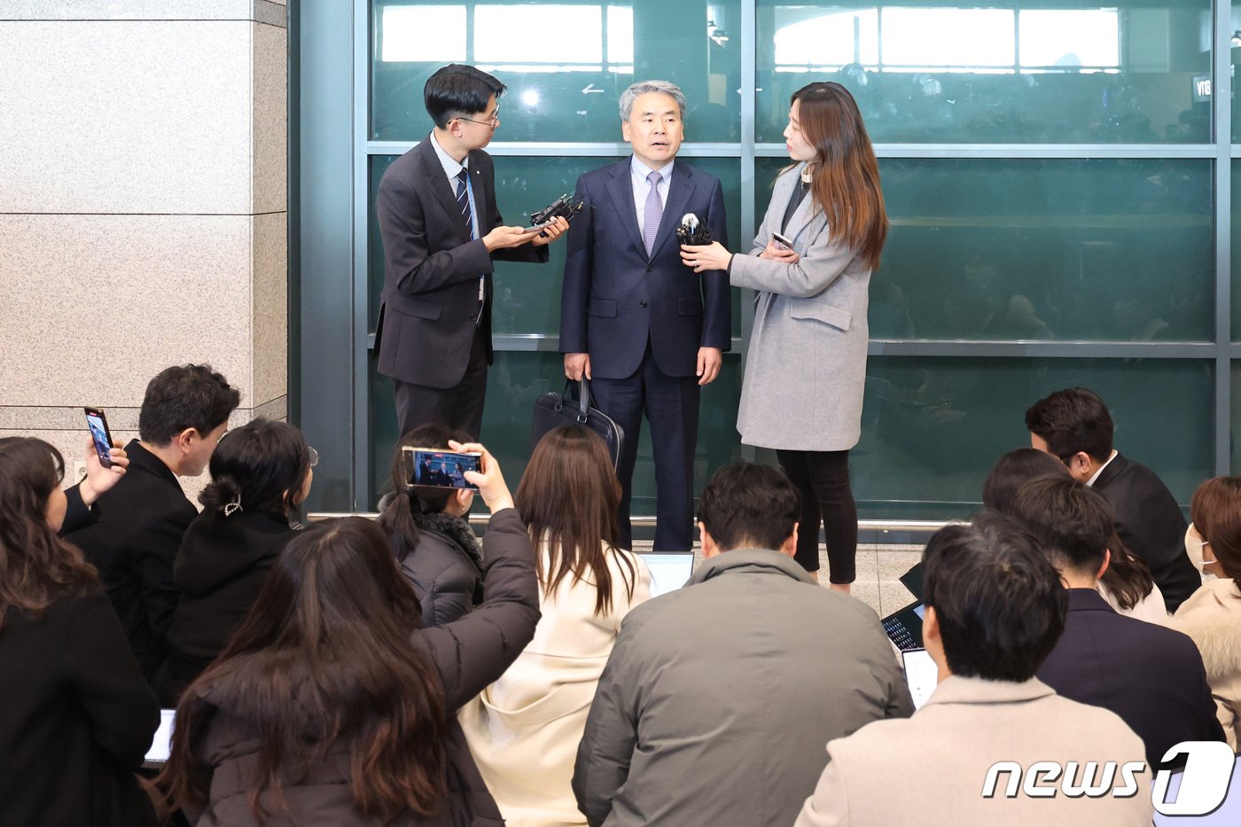 본문 이미지 - '해외 도피' 논란을 일으킨 이종섭 주호주대사가 21일 인천국제공항 1터미널을 통해 귀국하고 있다. 지난 10일 호주대사로 부임한 이 대사는 지난해 국방부 장관 재직 시절 해병대 채모 상병 사망사건 조사에 외압을 행사했단 의혹을 받고 정치권으로부터 '도피성 출국'이라는 비판을 받아 왔다. 2024.3.21/뉴스1 ⓒ News1 신웅수 기자