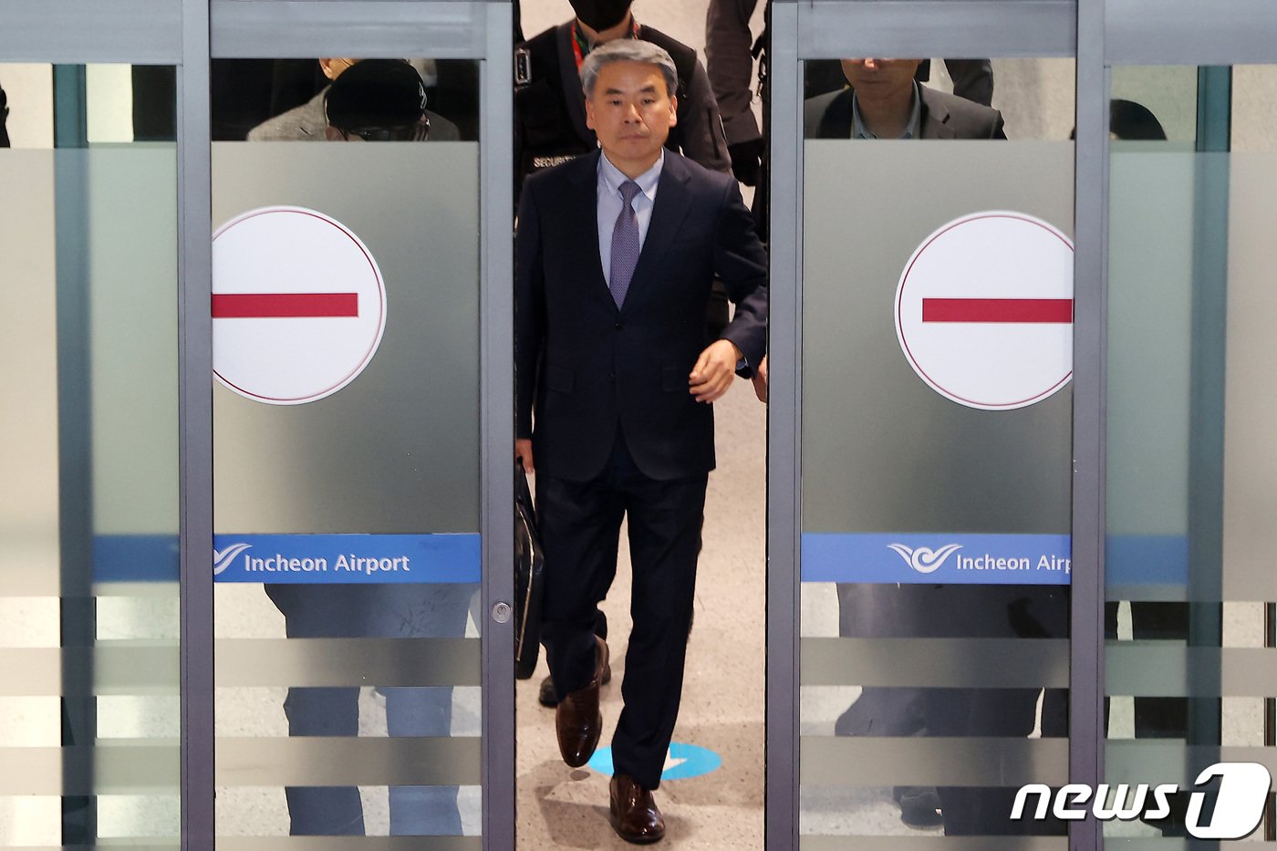 본문 이미지 - '해외 도피' 논란을 일으킨 이종섭 주호주대사가 21일 인천국제공항 1터미널을 통해 귀국하고 있다. 지난 10일 호주대사로 부임한 이 대사는 지난해 국방부 장관 재직 시절 해병대 채모 상병 사망사건 조사에 외압을 행사했단 의혹을 받고 정치권으로부터 '도피성 출국'이라는 비판을 받아 왔다. (공동취재) 2024.3.21/뉴스1 ⓒ News1 신웅수 기자
