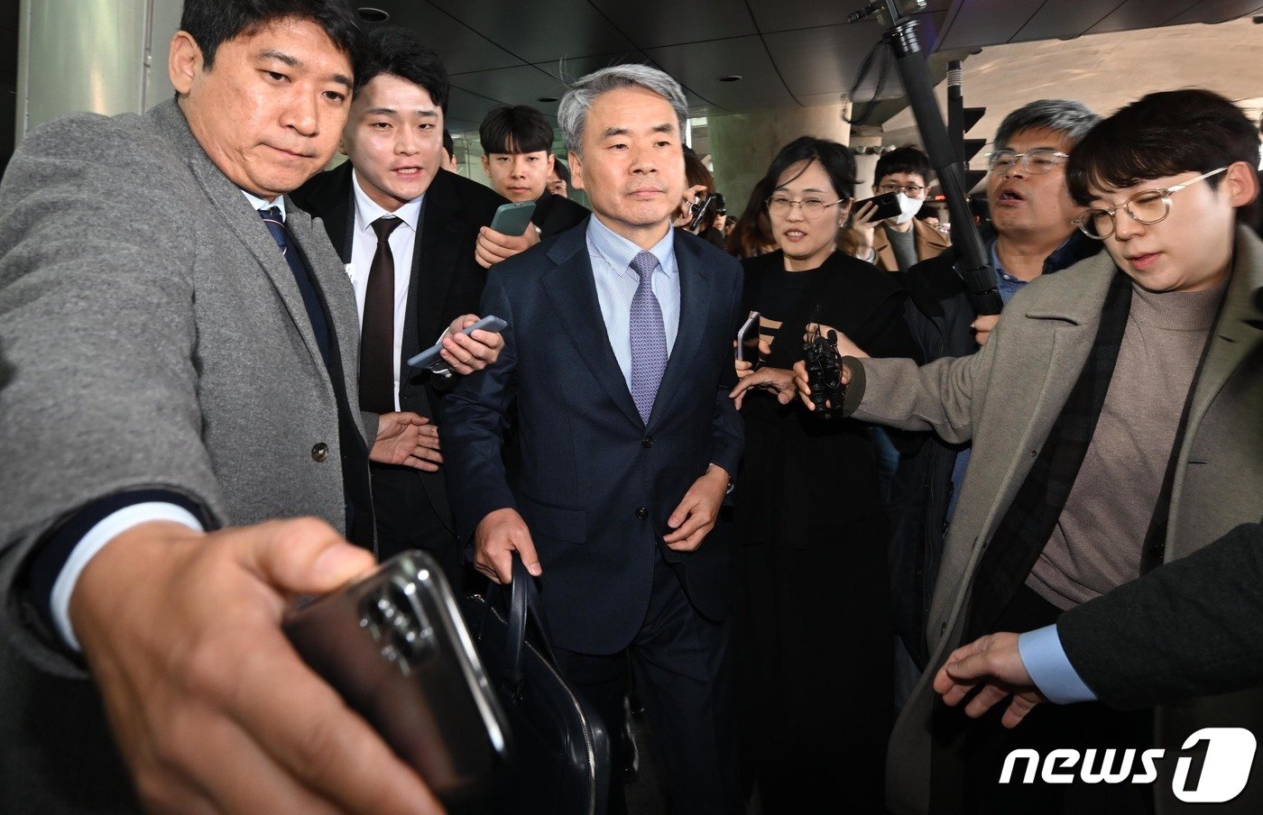 본문 이미지 - '해외 도피' 논란을 일으킨 이종섭 주 호주 대사가 21일 오전 인천국제공항 제1터미널을 통해 귀국한 후 차량으로 이동하고 있다. 지난 10일 호주대사로 부임한 이 대사는 지난해 국방부 장관 재직 시절 해병대 채모 상병 사망사건 조사에 외압을 행사했단 의혹을 받고 정치권으로부터 '도피성 출국'이라는 비판을 받아 왔다. (공동취재) 2024.3.21/뉴스1 ⓒ News1 신웅수 기자