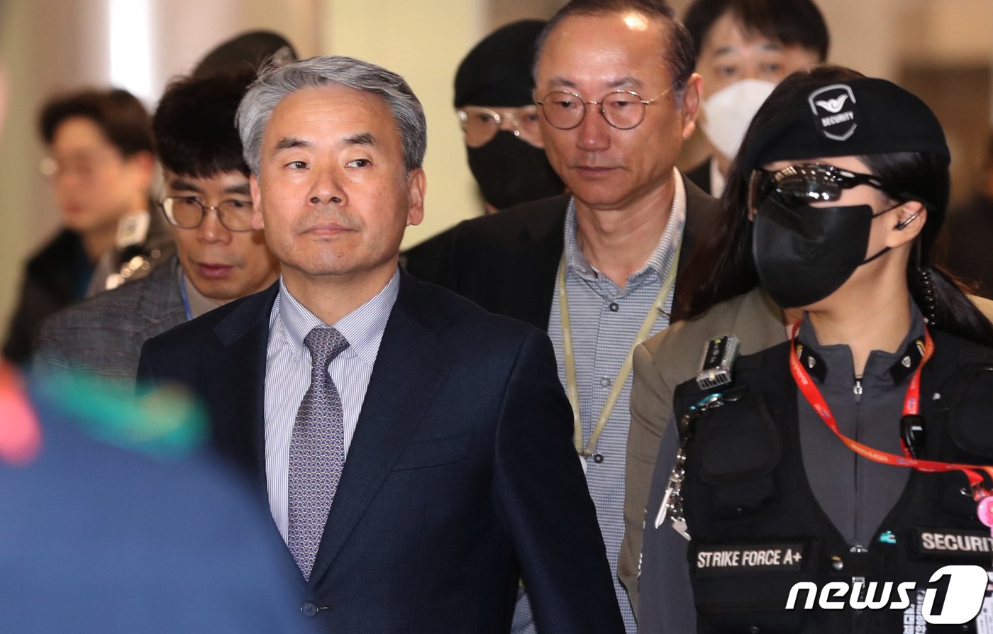 &#39;도피성 출국&#39; 논란을 일으킨 이종섭 주 호주 대사가 21일 오전 인천국제공항 제1터미널을 통해 귀국한 후 차량으로 이동하고 있다. &#40;공동취재&#41; 2024.3.21/뉴스1 ⓒ News1 신웅수 기자