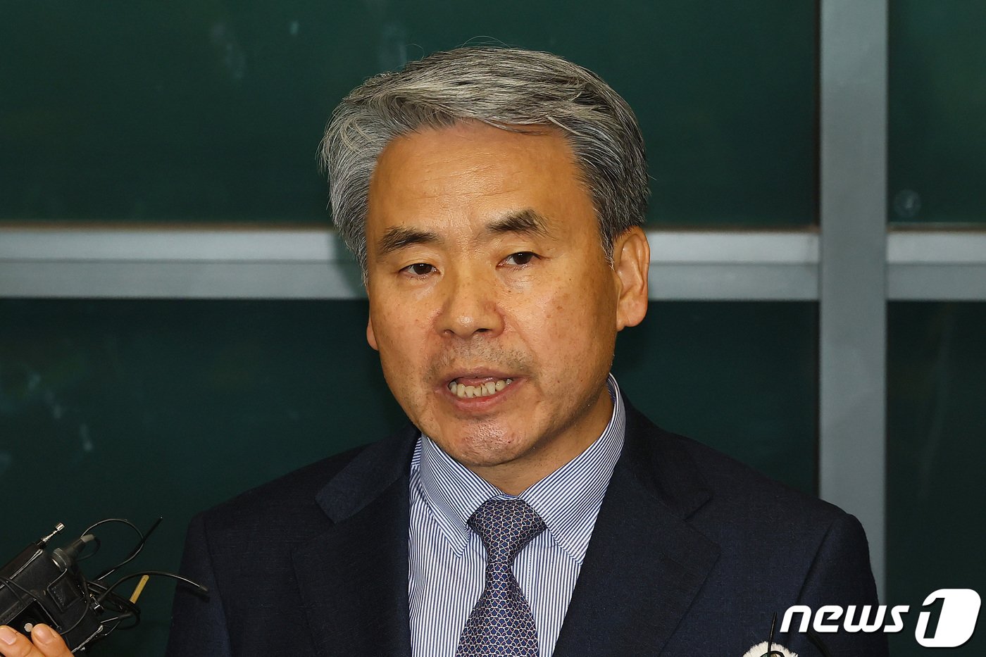 본문 이미지 - '해외 도피' 논란을 일으킨 이종섭 주호주대사가 지난해 3월 인천국제공항 1터미널을 통해 귀국했다. 같은 달 10일 호주대사로 부임한 이 대사는 국방부 장관 재직 시절 해병대원 순직사건과 관련한 초동수사과정에서 외압을 행사한 의혹을 받고 있었다. (공동취재) 2024.3.21/뉴스1 ⓒ News1 신웅수 기자