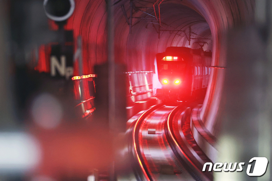 지난달 20일 서울 강남구 수도권광역급행철도(GTX)-A 수서역에서 출발한 GTX-A 열차가 시범운행을 하고 있다. 2024.3.21/뉴스1 © News1 민경석 기자