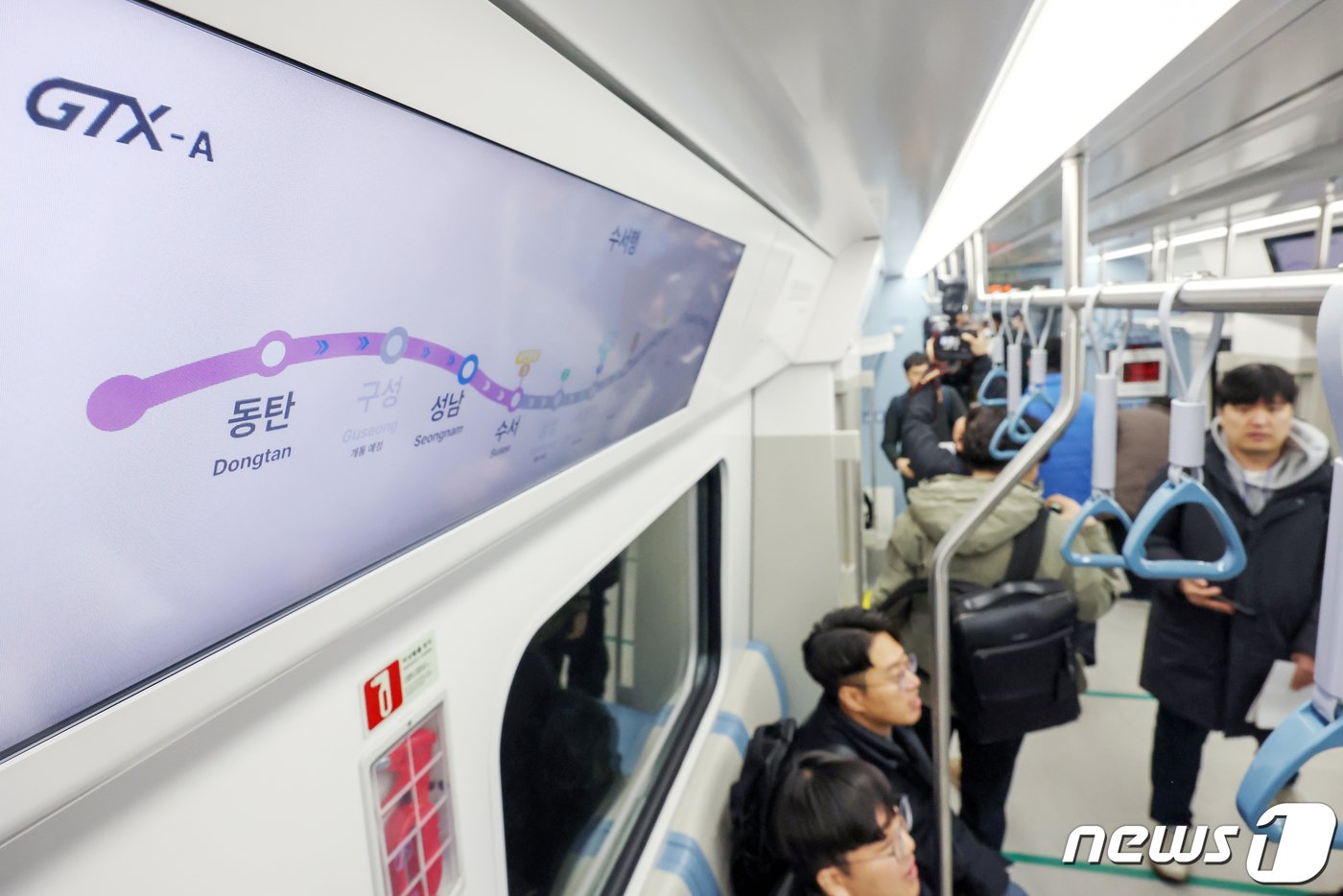 본문 이미지 - 20일 서울 강남구 수도권광역급행철도(GTX)-A 수서역에서 출발한 동탄행 열차 전광판에 운행 구간이 안내되고 있다. GTX-A는 오는 30일 수서~동탄 구간을 우선 개통한다. 2024.3.21/뉴스1 ⓒ News1 민경석 기자