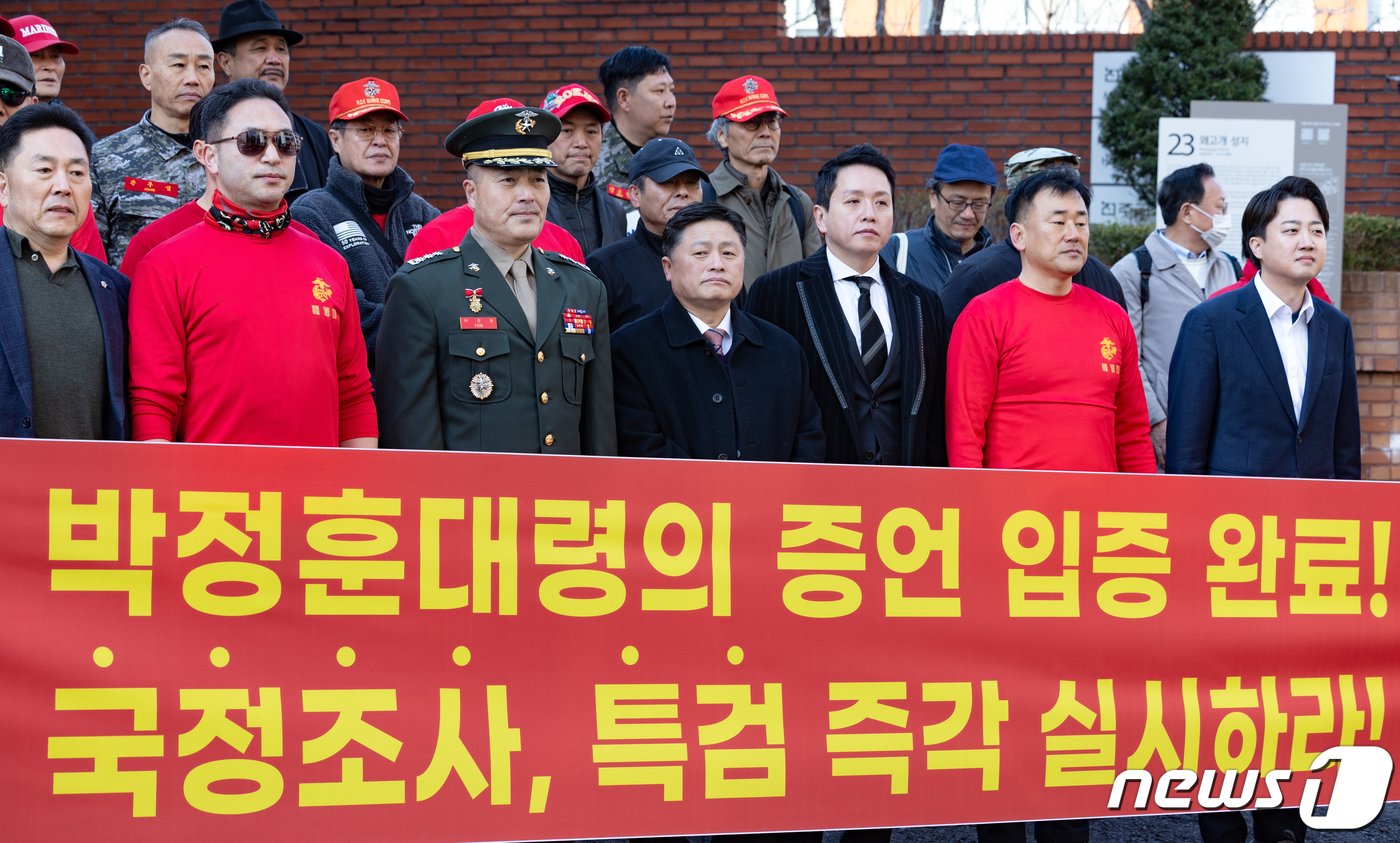 해병대 채모 상병 순직사건 수사 이첩 관련 항명 및 상관명예훼손 혐의로 기소된 박정훈 전 해병대 수사단장&#40;대령&#41;이 21일 오전 서울 용산구 중앙지역군사법원에서 열린 3차 공판 출석에 앞서 이준석 개혁신당 대표와 면담을 마친 후 기자회견장으로 이동하고 있다. 2024.3.21/뉴스1 ⓒ News1 이재명 기자