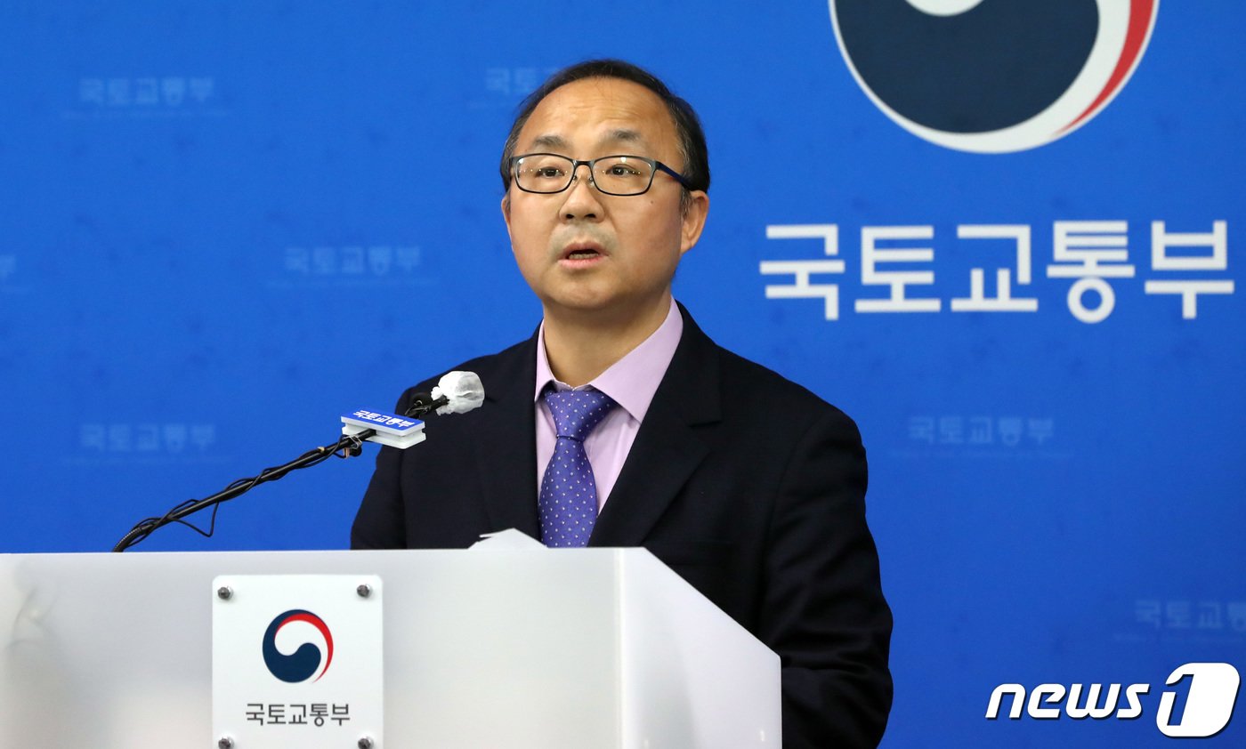 본문 이미지 - 윤진환 국토교통부 철도국장이 21일 오전 세종시 정부세종청사에서 GTX-A(수도권광역급행철도) 수서-동탄 개통 관련 정차역, 요금체계, 운행일정 등 이용정보를 설명하고 있다. 2024.3.21/뉴스1 ⓒ News1 김기남 기자