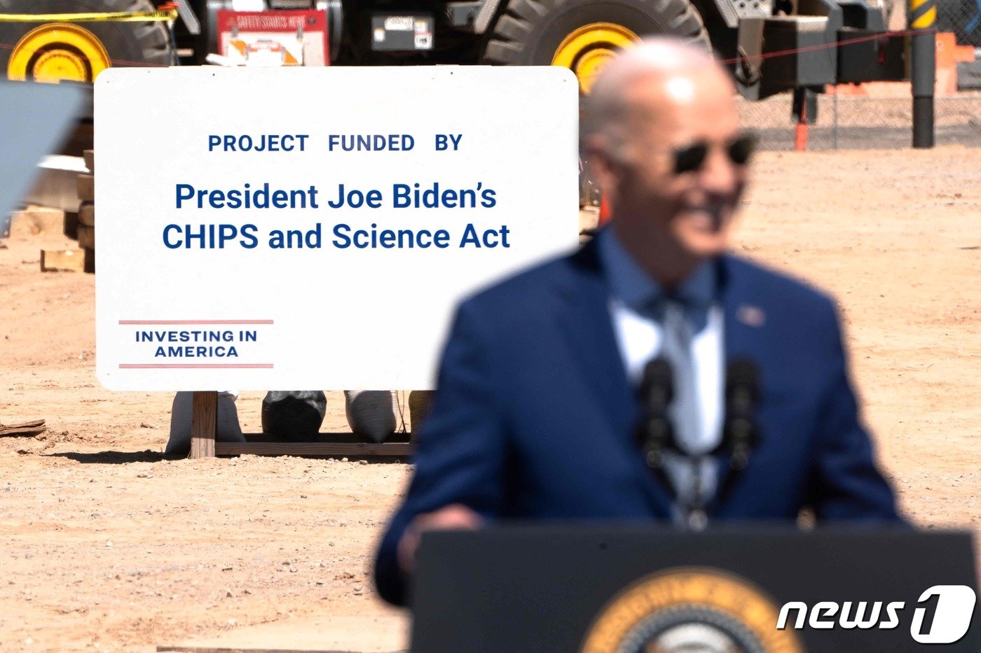 본문 이미지 - 조 바이든 미국 46대 대통령이 20일 미국 애리조나주 챈들러의 인텔 캠퍼스에서 연설 중이다. ⓒ AFP=뉴스1