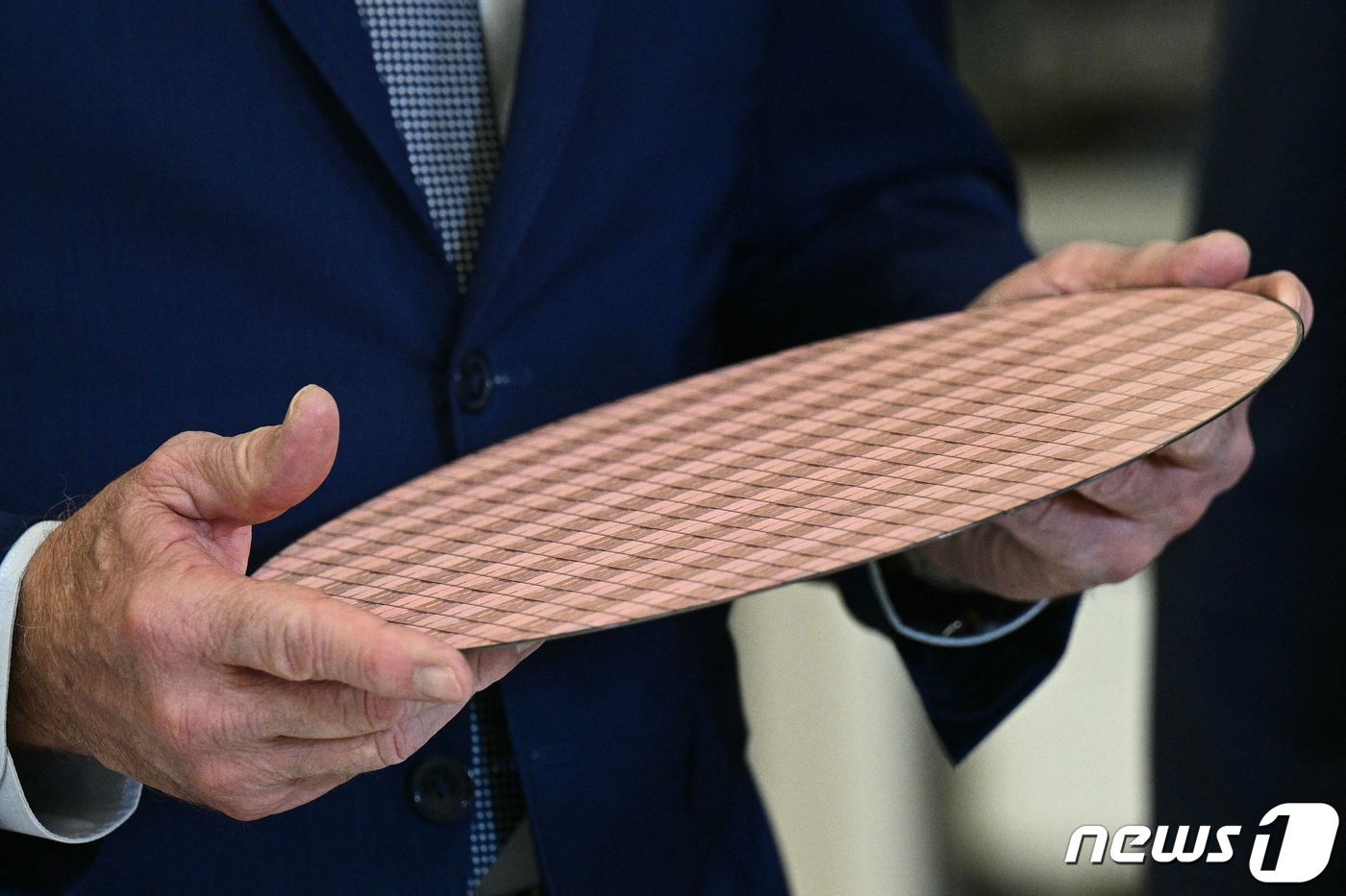 본문 이미지 - 조 바이든 미국 대통령이 지난 3월 애리조나주 챈들러에 있는 인텔 오코틸로 캠퍼스를 들러 보며 반도체 웨이퍼를 살펴 보고 있다.ⓒ AFP=뉴스1