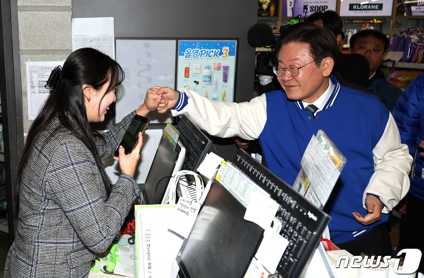 이재명 더불어민주당 대표가 21일 오후 광주 북구 전남대학교 후문의 한 상점을 방문, 직원과 인사를 나누고 있다. &#40;공동취재&#41; 2024.3.21/뉴스1 ⓒ News1 김태성 기자