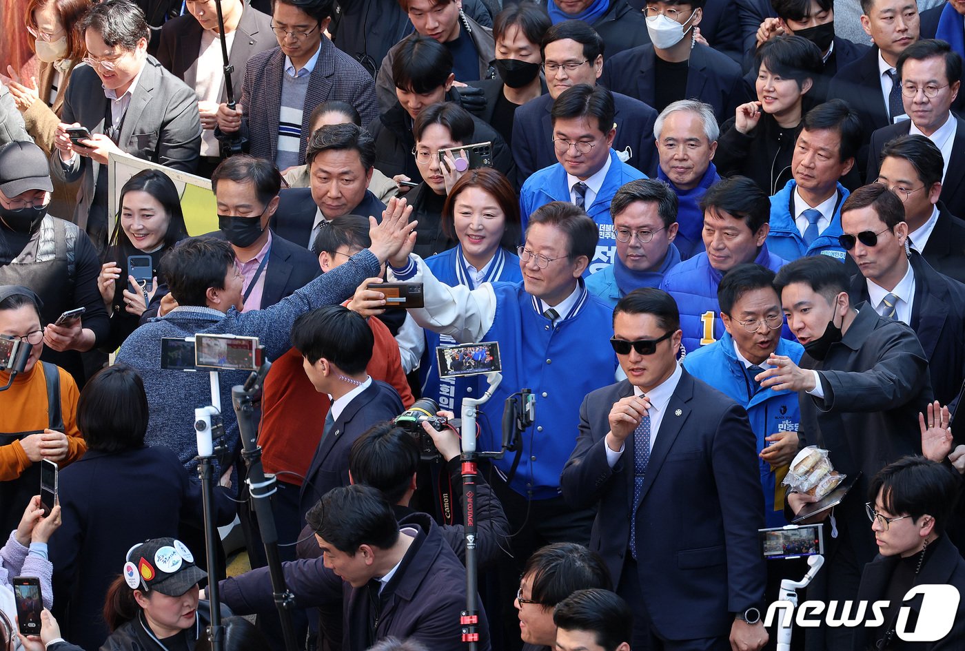 이재명 더불어민주당 대표가 21일 오후 광주 북구 전남대학교 후문 상점가를 방문, 시민들과 인사를 나누고 있다. &#40;공동취재&#41; 2024.3.21/뉴스1 ⓒ News1 김태성 기자