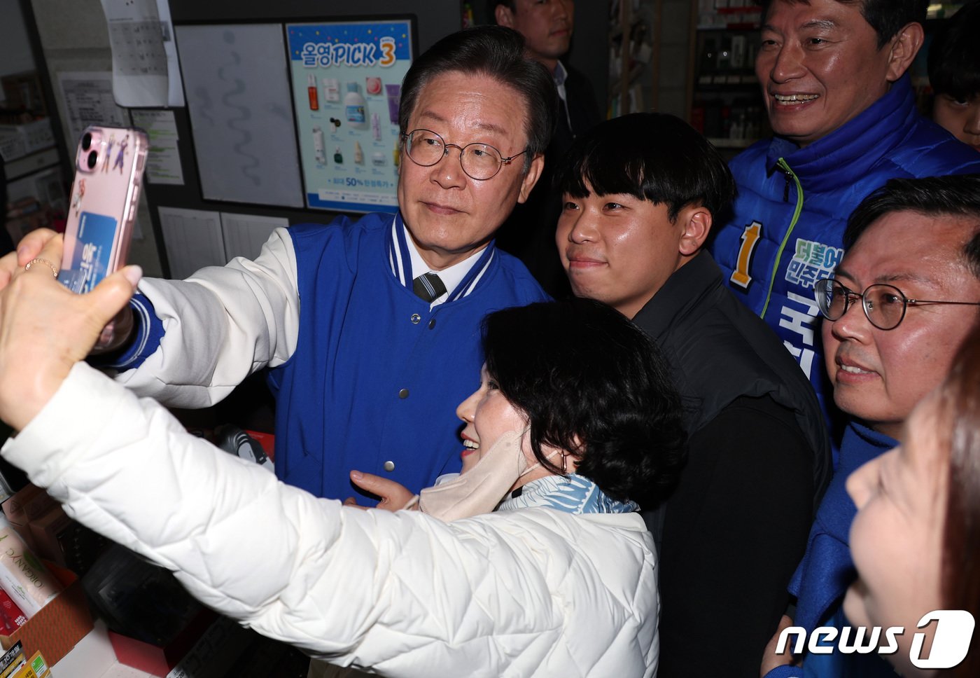 이재명 더불어민주당 대표가 21일 오후 광주 북구 전남대학교 후문의 한 상점을 방문, 시민들과 기념촬영을 하고 있다. &#40;공동취재&#41; 2024.3.21/뉴스1 ⓒ News1 김태성 기자