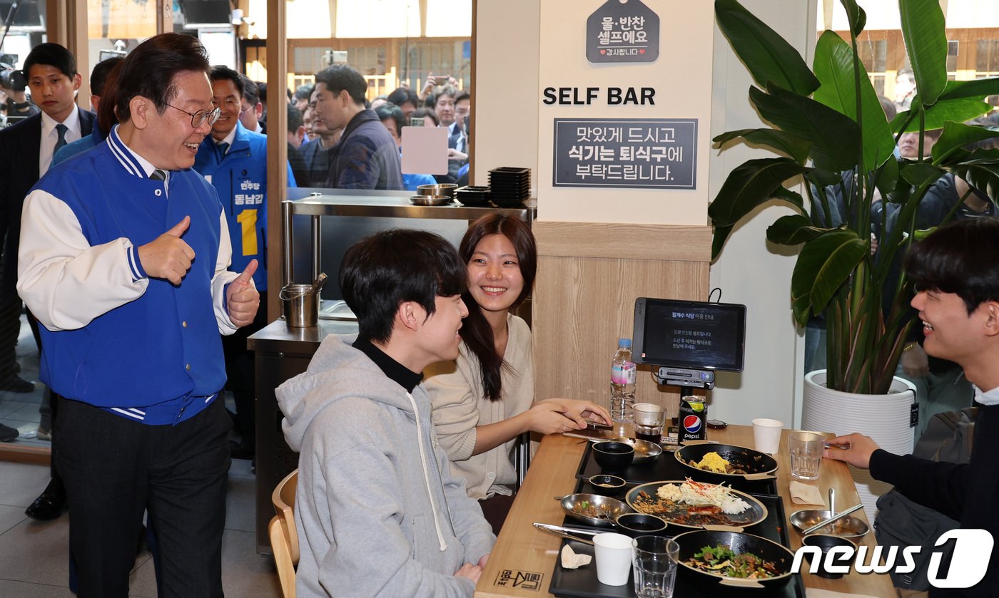 본문 이미지 - 이재명 더불어민주당 대표가 21일 오후 광주 북구 전남대학교 후문의 한 음식점을 방문해 시민들과 인사를 나누고 있다. (공동취재) 2024.3.21/뉴스1 ⓒ News1 김태성 기자