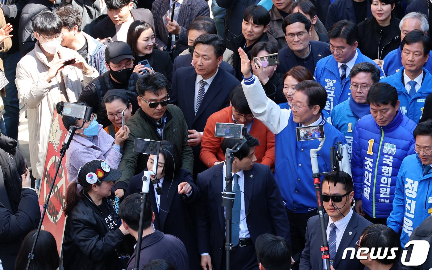 본문 이미지 - 이재명 더불어민주당 대표가 21일 오후 광주 북구 전남대학교 후문 상점가를 방문해 시민들과 인사를 나누고 있다. (공동취재) 2024.3.21/뉴스1 ⓒ News1 김태성 기자