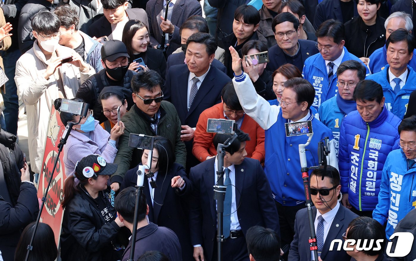 이재명 더불어민주당 대표가 21일 오후 광주 북구 전남대학교 후문 상점가를 방문해 시민들과 인사를 나누고 있다. &#40;공동취재&#41; 2024.3.21/뉴스1 ⓒ News1 김태성 기자