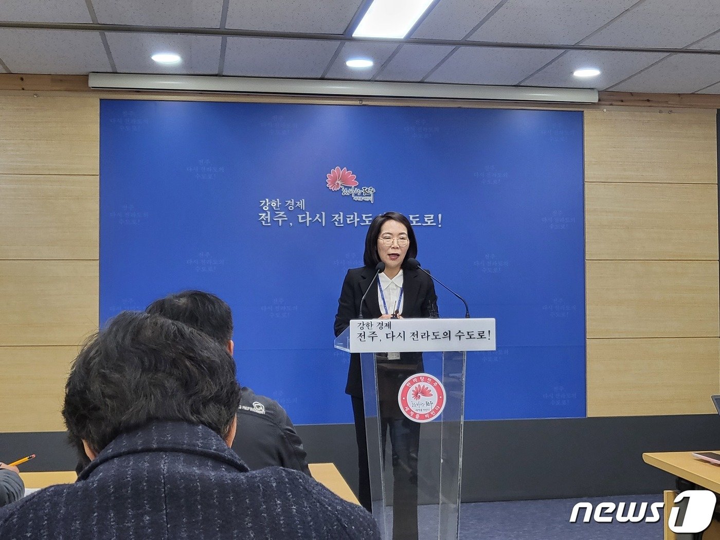 본문 이미지 - 백미영 시 버스정책과장이 21일 시청에서 브리핑을 열고 "출근길 불편을 겪은 시민들께 죄송하다"며 "사태가 장기화 되지 않도록 적극 노력하겠다"고 밝혔다./뉴스1