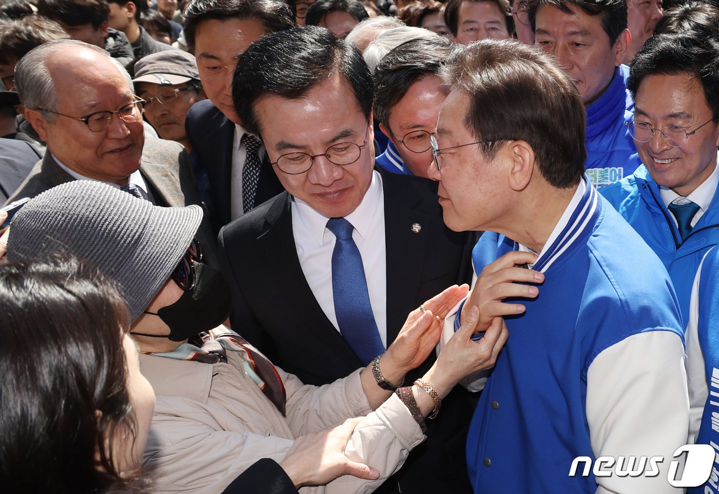 이재명 더불어민주당 상임공동선대위원장이 21일 광주 전남대 후문 상가 밀집지역을 방문, 거리 인사를 하던 도중 지지자에게 테러로 인한 목 상처를 보여주고 있다. &#40;공동취재&#41; 2024.3.21/뉴스1 ⓒ News1 김태성 기자