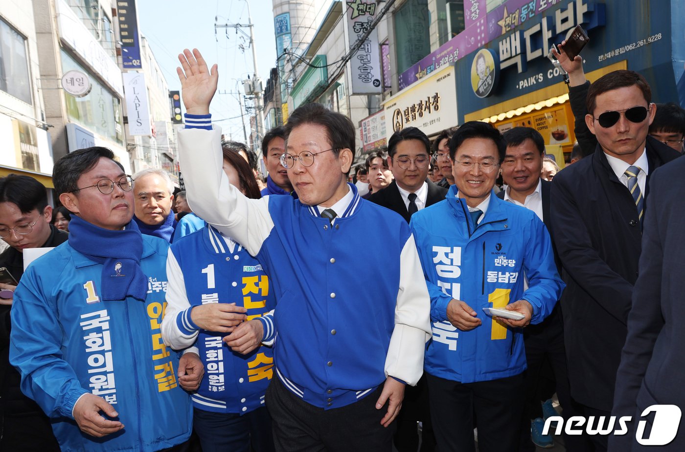 이재명 더불어민주당 상임공동선대위원장이 21일 광주 전남대 후문 상가 밀집지역을 방문, 지역 후보들과 함께 거리 인사를 하고 있다. &#40;공동취재&#41; 2024.3.21/뉴스1 ⓒ News1 김태성 기자