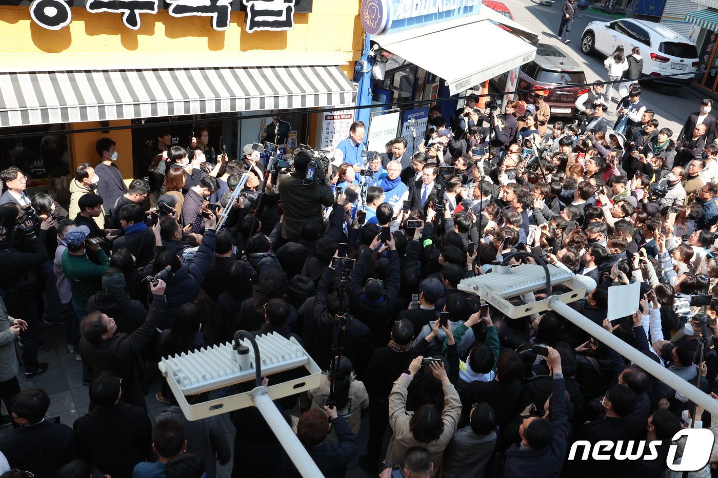 본문 이미지 - 이재명 더불어민주당 대표가 21일 광주 전남대 후문 상가 밀집지역을 방문해 지역 후보들과 함께 시민들에게 지지 호소를 하고 있다. 2024.3.21/뉴스1 ⓒ News1 김태성 기자