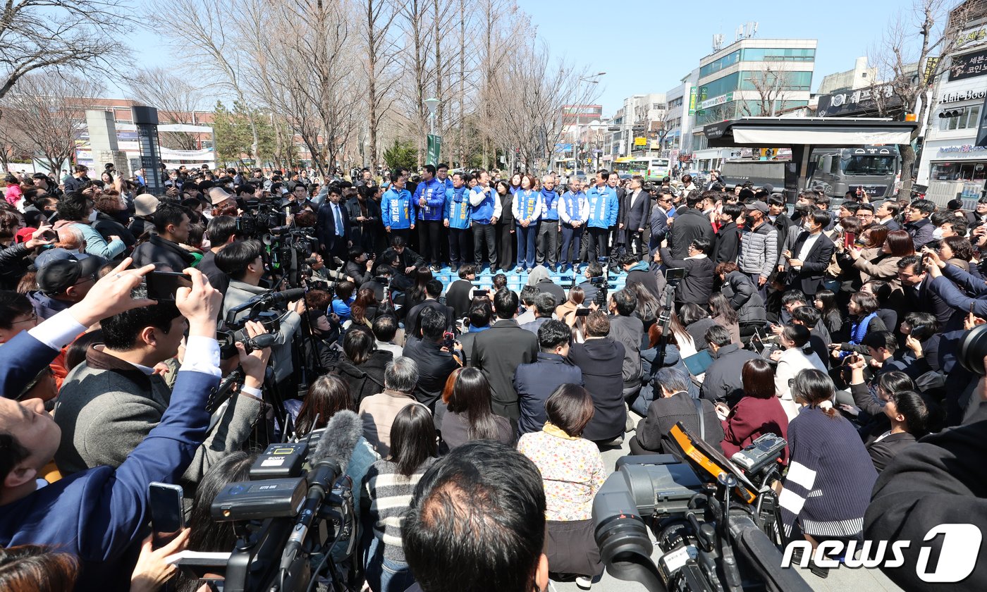 이재명 더불어민주당 대표가 21일 국립 5·18 민주묘역 참배를 마친 후 전남대 후문에서 광주지역 후보들과 기자회견문을 낭독하고 있다. 2024.3.21./뉴스1 ⓒ News1 김태성 기자