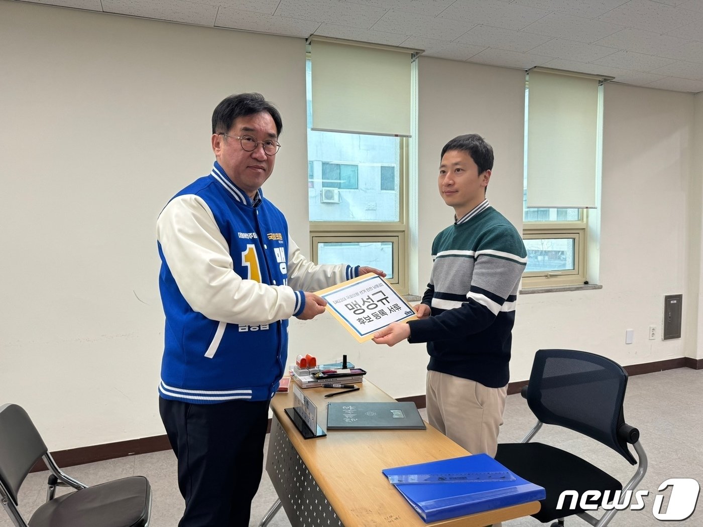 본문 이미지 - 20일 인천 남동구선거관리위원회에서 더불어민주당  맹성규 인천 남동갑 국회의원이 후보등록을 한 뒤 기념촬영을 하고 있다.2024.3.21 ⓒ News1 박소영 기자