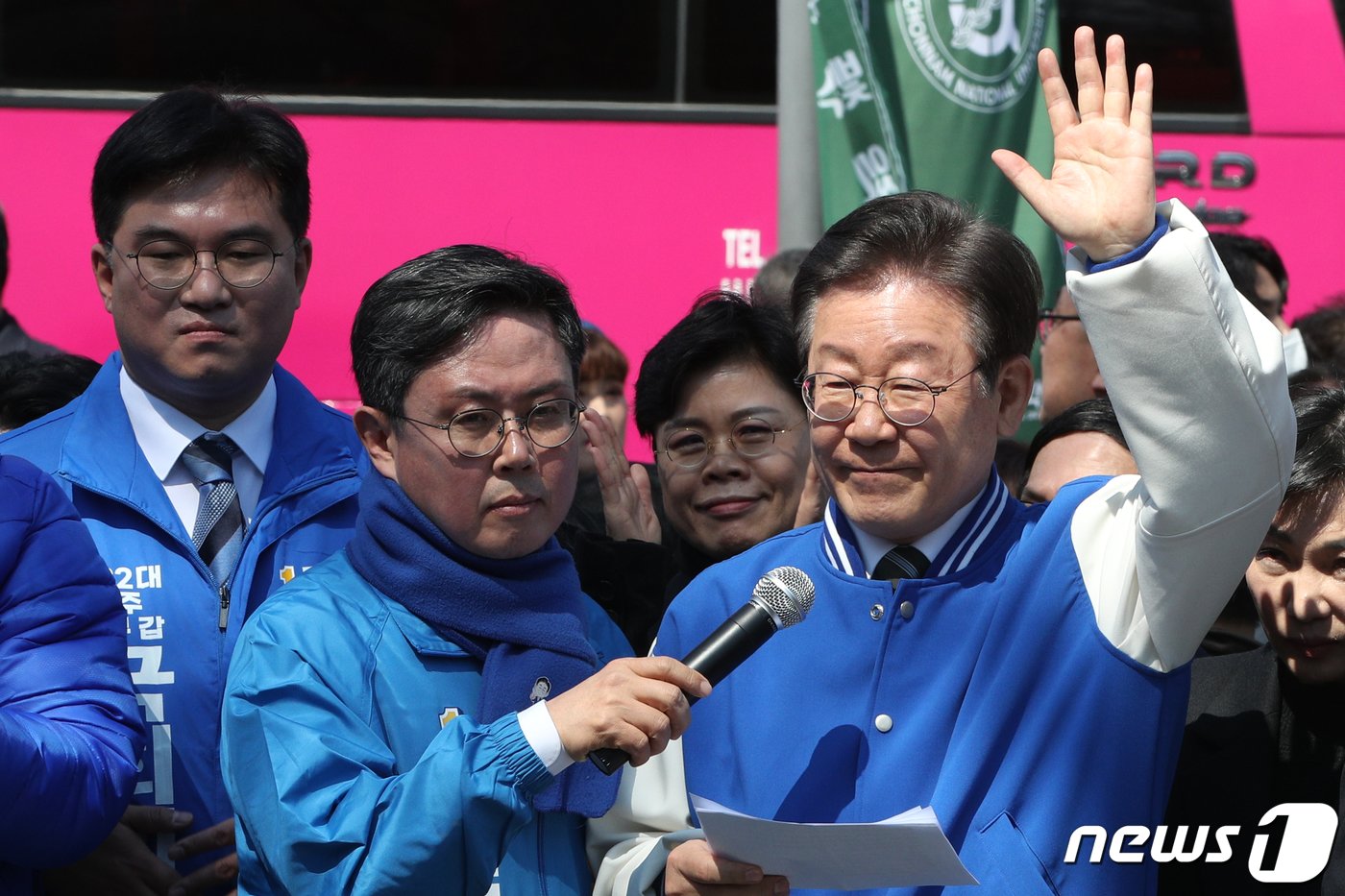 이재명 더불어민주당 상임공동선대위원장이 21일 광주 북구 전남대학교 후문을 찾아 시민들을 향해 인사하고 있다. &#40;공동취재&#41; 2024.3.21/뉴스1 ⓒ News1 김태성 기자