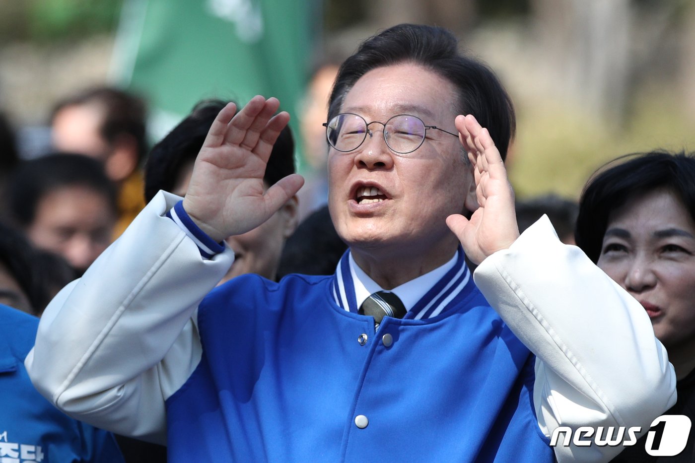 본문 이미지 - 이재명 더불어민주당 대표가 21일 광주 북구 전남대학교 후문을 찾아 시민들에게 지지 호소를 하고 있다. 이 자리에서 이 대표는 "민주당은 아직도 여론조사에서 밀리고 있다. 151석만 하게 힘을 모아달라, 더 하는 건 소망인데 기대하기 매우 어려운 상황＂이라면서 ＂대통령이 전국을 다니면서 안 하던 국민간담회를 한다고 이 약속, 저 약속 마구하고 다닌다. 관권선거 아닌가. 3·15 부정선거는 일도 아니다＂고 했다. (공동취재) 2024.3.21/뉴스1 ⓒ News1 김태성 기자