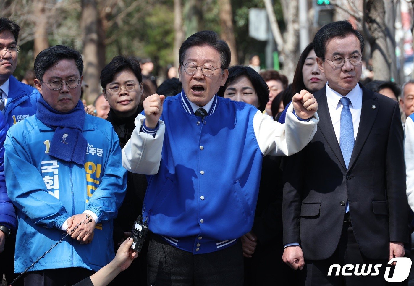 이재명 더불어민주당 대표가 21일 광주 전남대학교 후문 광장에서 시민들에게 지지를 호소하고 있다. &#40;공동취재&#41; 2024.3.21/뉴스1 ⓒ News1 김태성 기자