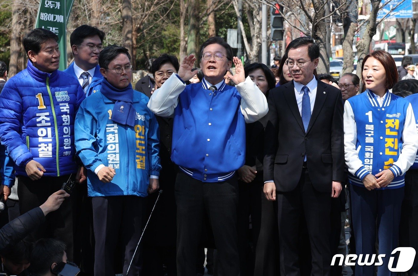본문 이미지 - 이재명 더불어민주당 대표가 21일 광주 전남대학교 후문 광장에서 지지를 호소하고 있다. (공동취재) 2024.3.21/뉴스1 ⓒ News1 김태성 기자