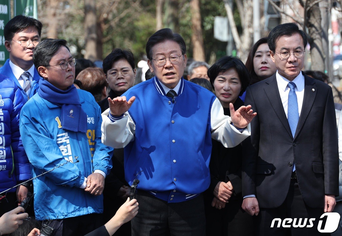 본문 이미지 - 이재명 더불어민주당 상임선대위원장이 21일 광주 전남대학교 후문 광장에서 지지를 호소하고 있다. (공동취재) 2024.3.21/뉴스1 ⓒ News1 김태성 기자